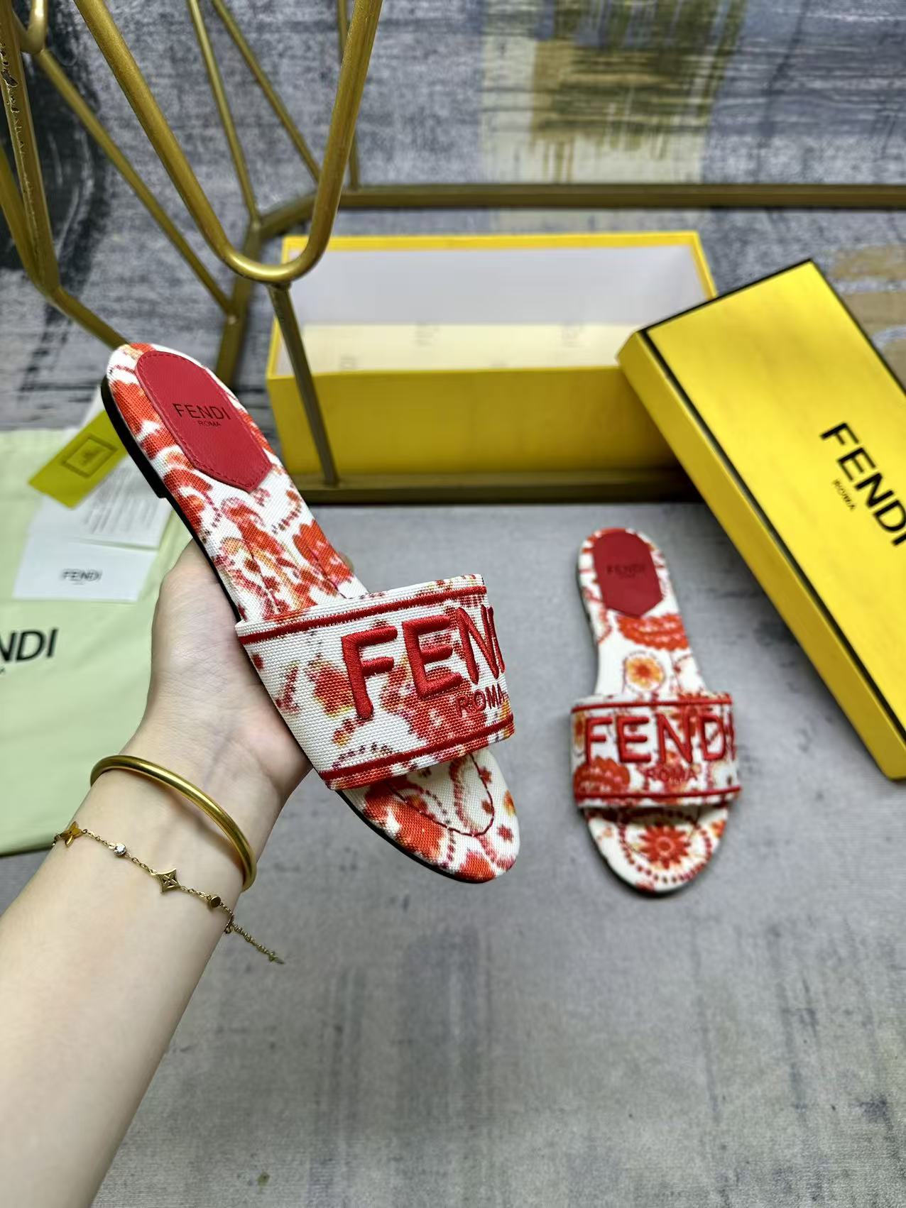 NO:411392,FENDI's latest hit broadband thick flat slippers, made of off-white denim, decorated with red printed patterns, same-colored leather insole, red FENDI yarn embroidery, sizes 35-42, ordinary outsole, leather outsole, slippers, fendi, slippers, Leather soles19860909FENDI最新爆款宽带厚平底拖鞋,米白色牛仔布材质,饰有红色印花图案,同色皮革内底,红色FENDI纱线刺绣,35-42码,普通大底,真皮大底,拖鞋,fendi,slippers,Leather soles,Women's Shoes