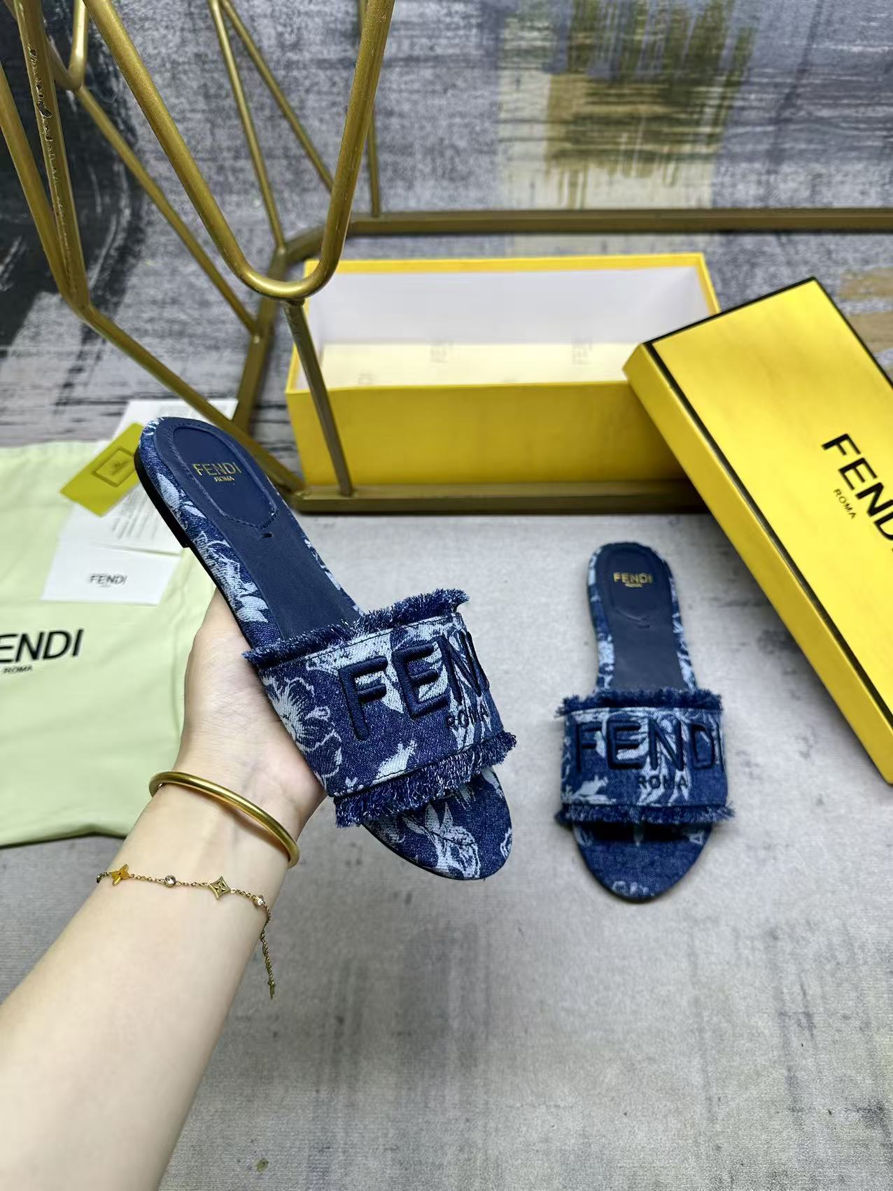 NO:411405,FENDI's latest popular broadband flat-soled slippers, dark blue denim material, decorated with light contrasting print patterns, same-colored sheepskin footbeds, same-colored FENDI yarn embroidery, sizes 35-42, rubber outsole, leather outsole, slippers, fendi, slippers, sheepskin, Leather soles19860909FENDI最新爆款宽带平底拖鞋,深蓝色牛仔布材质,饰有浅色撞色印花图案,同色羊皮垫脚,同色FENDI纱线刺绣,35-42码,橡胶大底,真皮大底,拖鞋,fendi,slippers,sheepskin,Leather soles,Women's Shoes