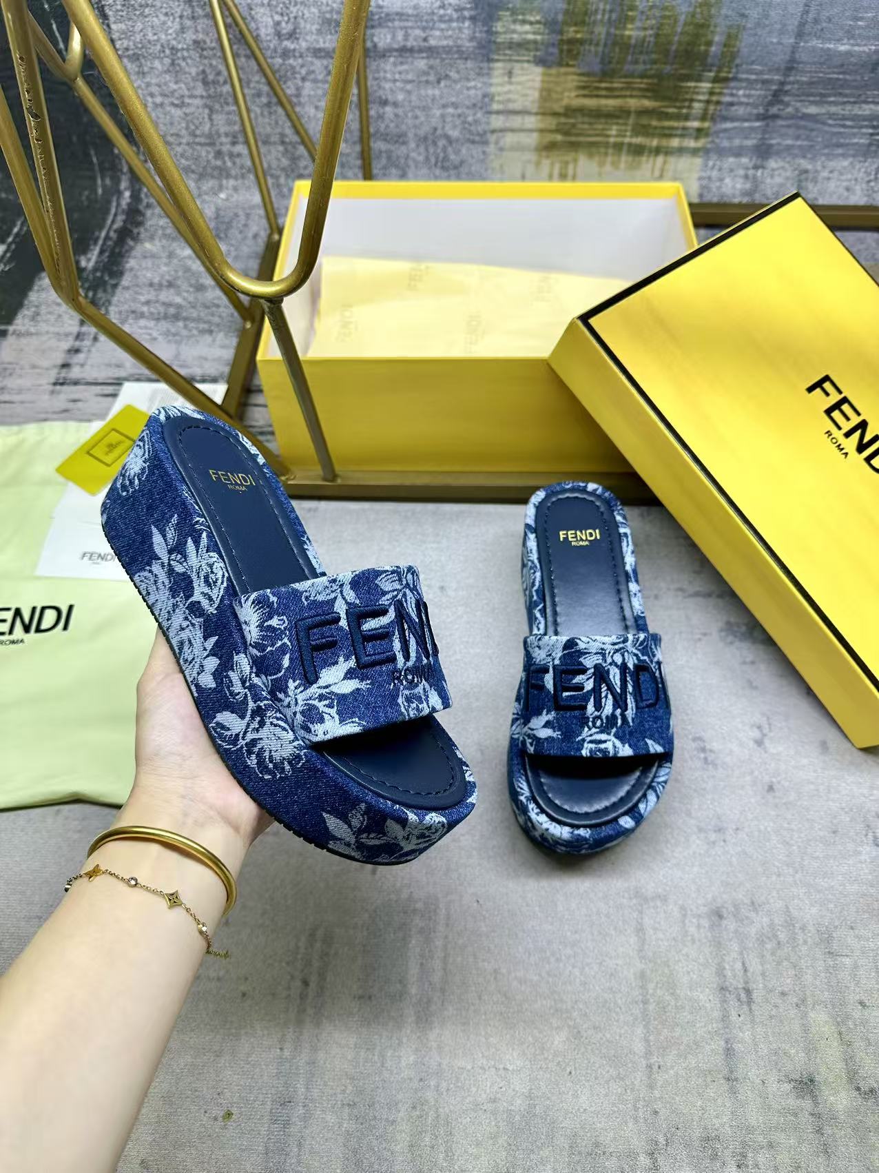 NO:411411,FENDI's latest hit broadband thick-soled slippers, dark blue denim material, decorated with light contrasting print patterns, same-color leather insole, same-color FENDI yarn embroidery, sizes 35-42, slippers, fendi, slippers19860909FENDI最新爆款宽带厚底拖鞋,深蓝色牛仔布材质,饰有浅色撞色印花图案,同色皮革内底,同色FENDI纱线刺绣,35-42码,,拖鞋,fendi,slippers,Women's Shoes