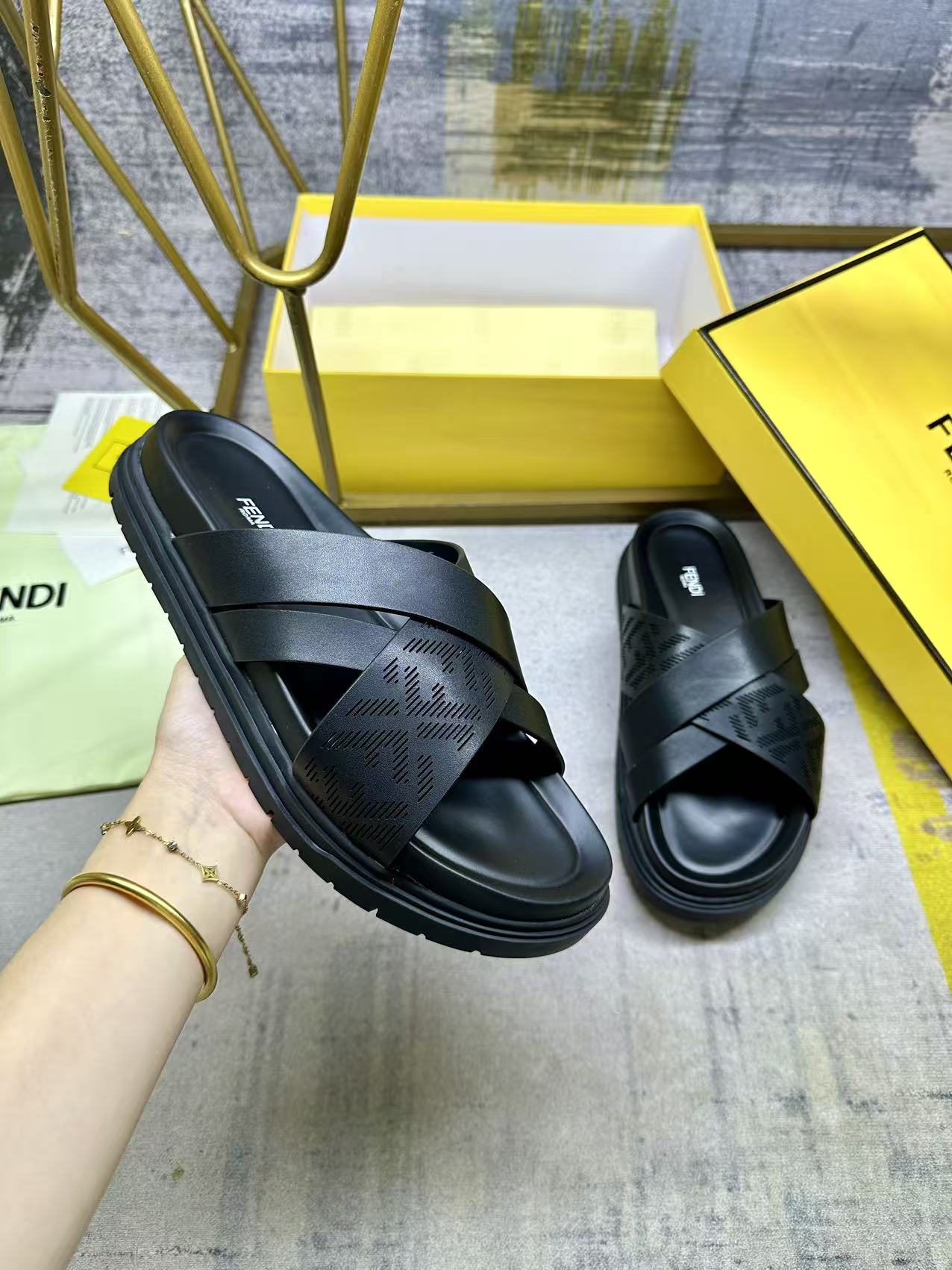 NO:411419,FENDI's latest cross-striped slippers, black leather laser engraved FF pattern matching, all striped oil edge craftsmanship, non-slip rubber sole, men's size 38-45, slippers, fendi, slippers19860909FENDI最新交叉条带拖鞋,黑色皮面激光雕刻FF图案搭配,全部条带油边工艺,防滑橡胶鞋底,男38-45码,,拖鞋,fendi,slippers,Women's Shoes