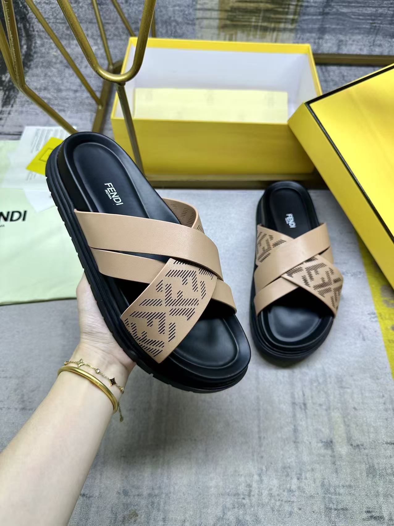 NO:411427,FENDI's latest cross-striped slippers, light brown leather laser engraved FF pattern matching, all striped oil edge craftsmanship, non-slip rubber sole, men's size 38-45, slippers, fendi, slippers19860909FENDI最新交叉条带拖鞋,浅棕色皮面激光雕刻FF图案搭配,全部条带油边工艺,防滑橡胶鞋底,男38-45码,,拖鞋,fendi,slippers,Women's Shoes