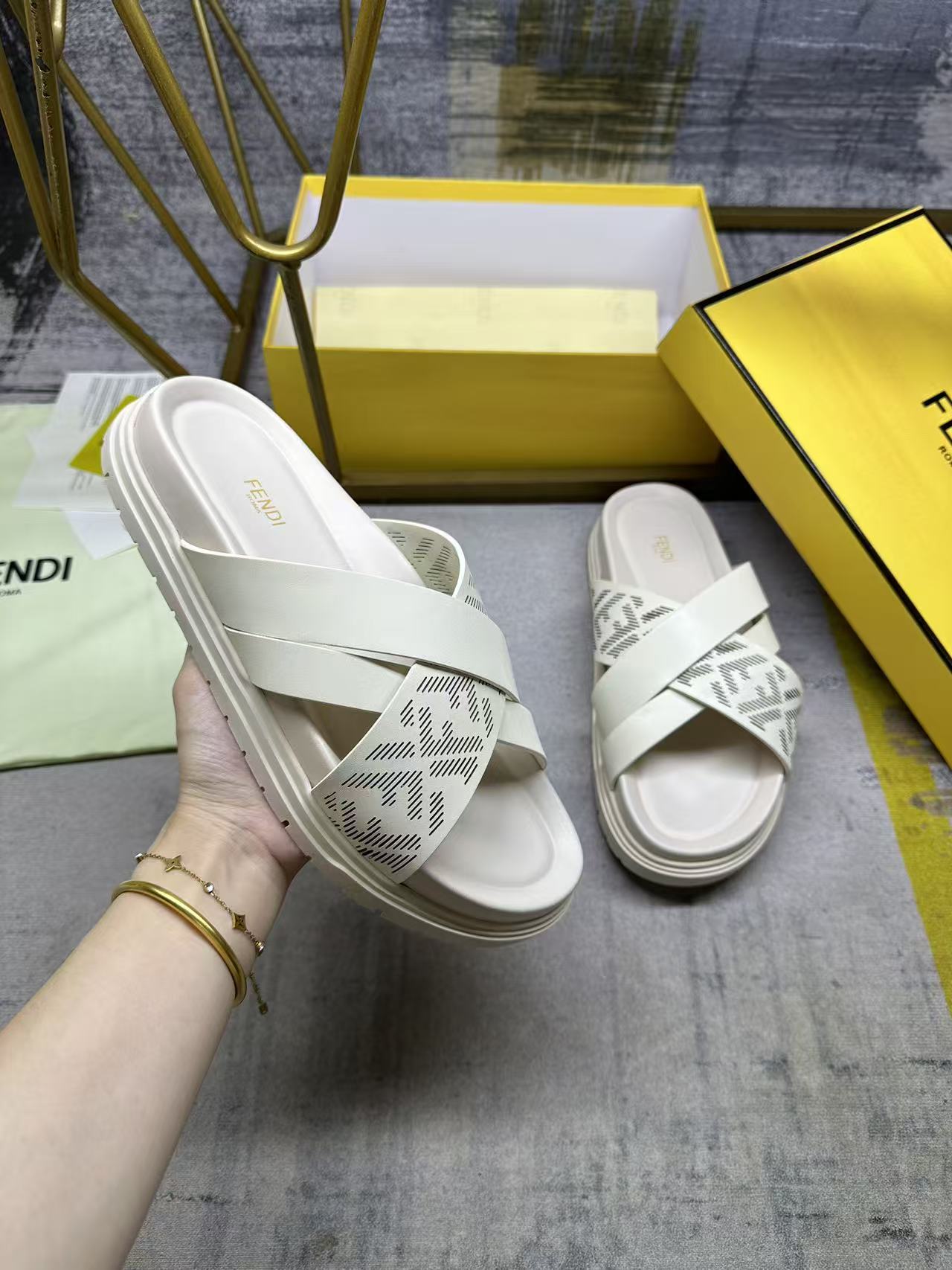 NO:411434,FENDI's latest cross-striped slippers, off-white leather laser engraved FF pattern matching, all striped oil edge craftsmanship, non-slip rubber sole, men's size 38-45, slippers, fendi, slippers19860909FENDI最新交叉条带拖鞋,米白色皮面激光雕刻FF图案搭配,全部条带油边工艺,防滑橡胶鞋底,男38-45码,,拖鞋,fendi,slippers,Women's Shoes