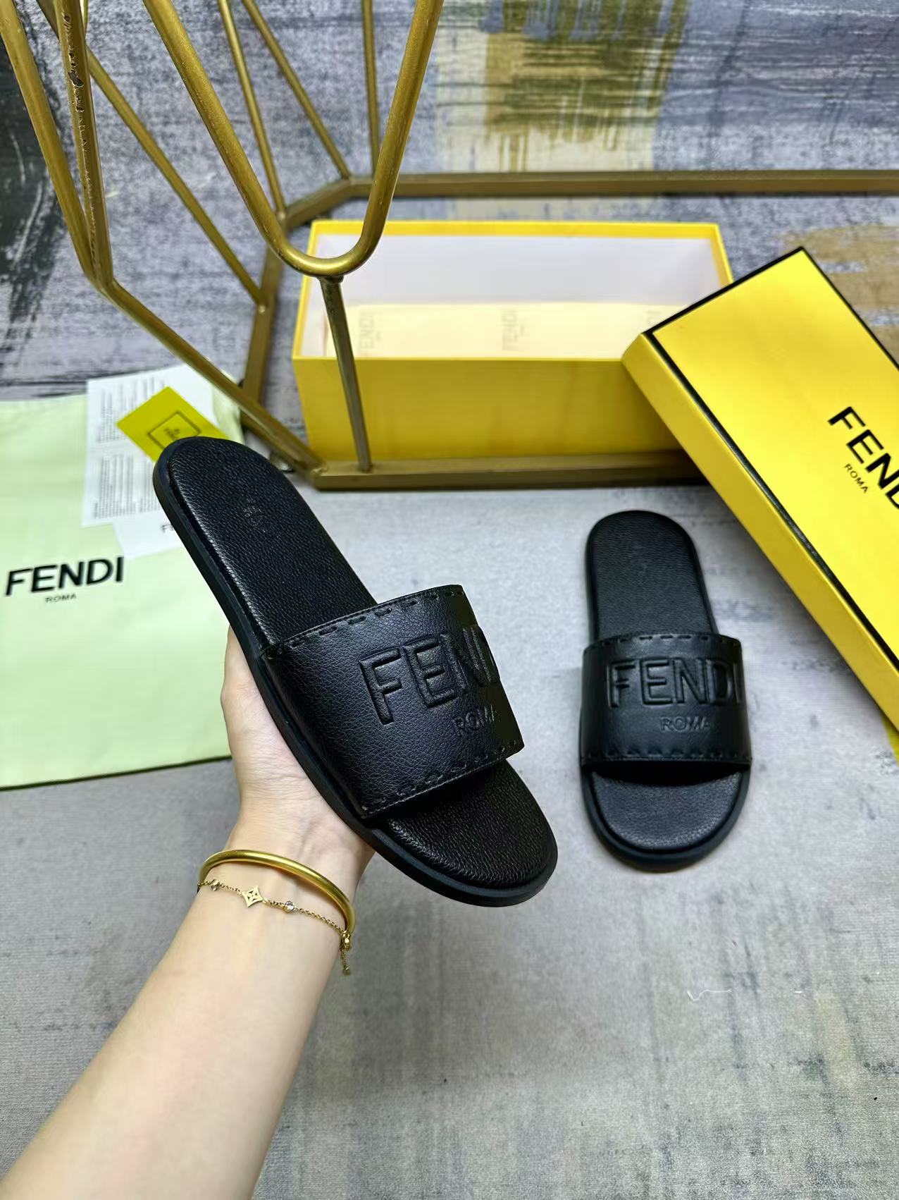 NO:411442,FENDI's latest popular wide-decorative flat-soled slippers, black grained leather upper and sole inner pad, large hand-stitched thread in the same color, size 36-45, running volume and price, slippers, fendi, slippers19860909FENDI最新爆款宽饰带平底拖鞋,黑色粒面皮料鞋面和鞋底内垫,以同色系大号手工缝线,36-45码,跑量价,拖鞋,fendi,slippers,Women's Shoes