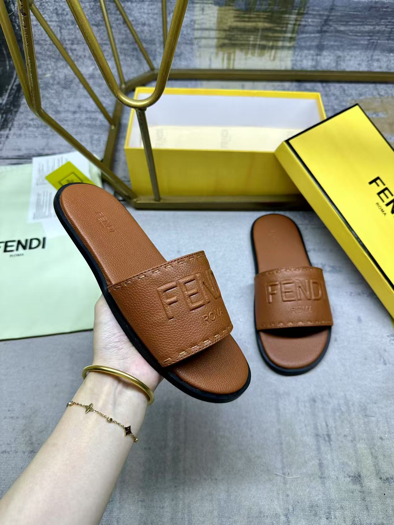 NO:411379,FENDI's latest popular wide-decorative flat-soled slippers, brown grain leather upper and sole inner pad, large hand-stitched thread in the same color, size 36-45, running volume and price, slippers, fendi, slippers19860909FENDI最新爆款宽饰带平底拖鞋,棕色粒面皮料鞋面和鞋底内垫,以同色系大号手工缝线,36-45码,跑量价,拖鞋,fendi,slippers,Women's Shoes