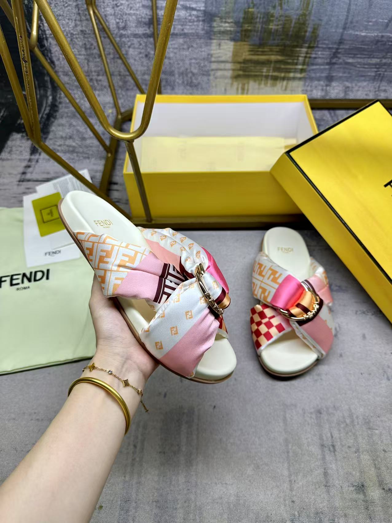 NO:411387,FENDI's latest bedding double-belt flat sandals, with three-dimensional FENDI lettering gold decorative D-ring buckle, light pink and red logo patterns in various sizes and satin materials. Size 35-43, slippers, fendi, slippers19860909FENDI最新垫料双带平底凉拖鞋,带三维FENDI字样金色装饰性D环搭扣,浅粉红色和红色各种大小logo图案缎面材质.35-43码,拖鞋,fendi,slippers,Women's Shoes