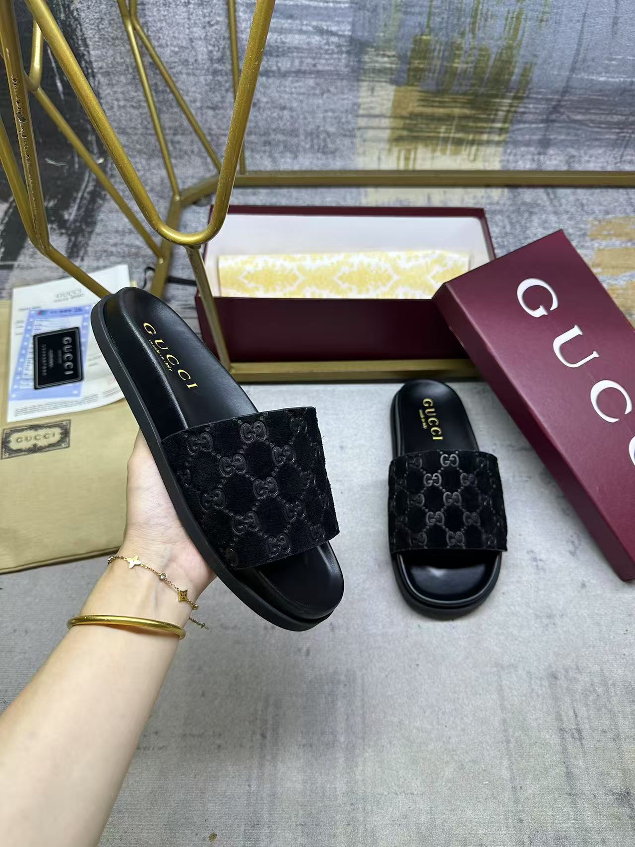 NO:445199,Gucci's latest popular slippers, soft suede uppers incorporate GG patterns to highlight the exquisite atmosphere. Size 35-41 sizes, running volume and price, slippers, gucci, slippers19860909Gucci最新爆款拖鞋,柔软的绒面材质鞋面融藴GG图案凸显精致气息.码数35-41码,跑量价,拖鞋,gucci,slippers,Women's Shoes