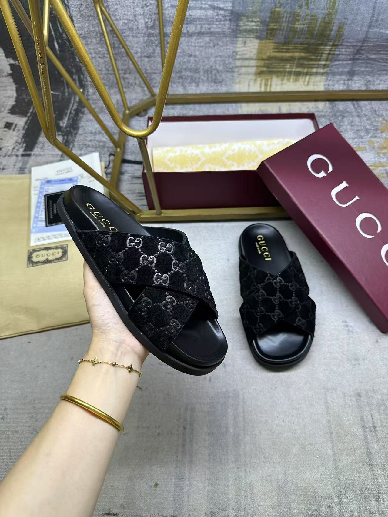 NO:445206,Gucci's latest popular slippers, soft suede upper with GG pattern highlights the exquisite atmosphere. The upper cross design, size 35-41, running volume and price, slippers, gucci, slippers19860909Gucci最新爆款拖鞋,柔软的绒面材质鞋面融藴GG图案凸显精致气息.鞋面交叉设计,码数35-41码,跑量价,拖鞋,gucci,slippers,Women's Shoes
