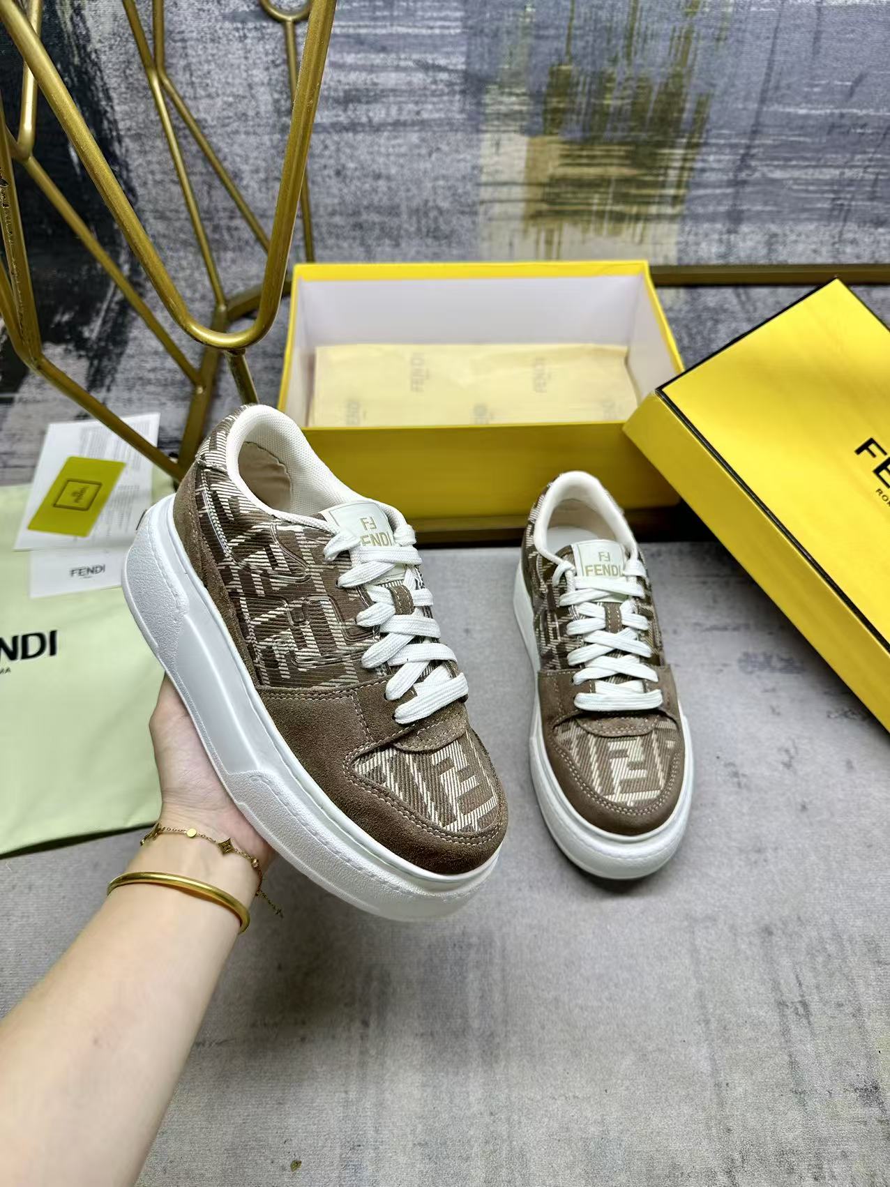 NO:613382,FENDI Match lace-up latest sneakers, khaki FF jacquard fabric and same-color suede material details, with injected FF appliqués on the sides. Women's sizes 35-40, men's sizes 39-45, casual shoes/sneakers, fendi, sneakers19860909FENDI Match系带最新运动鞋,卡其色FF提花面料和同色绒面材质细节,侧面饰以注塑FF贴花.女码35-40码,男码39-45码,休闲鞋/运动鞋,fendi,sneakers,Women's Shoes
