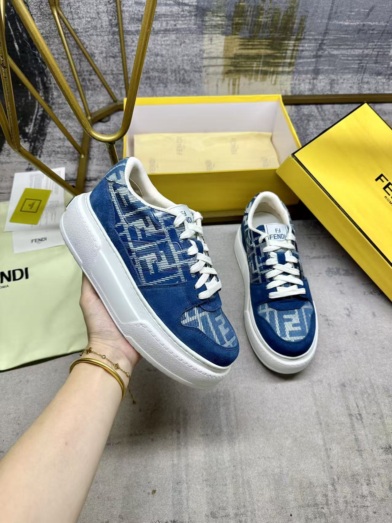 NO:613387,FENDI Match lace-up latest sneakers, blue FF jacquard fabric and same-color suede material details, with injection molded FF appliqués on the sides. Women's sizes 35-40, men's sizes 39-45, casual shoes/sneakers, fendi, sneakers19860909FENDI Match系带最新运动鞋,蓝色FF提花面料和同色绒面材质细节,侧面饰以注塑FF贴花.女码35-40码,男码39-45码,休闲鞋/运动鞋,fendi,sneakers,Women's Shoes