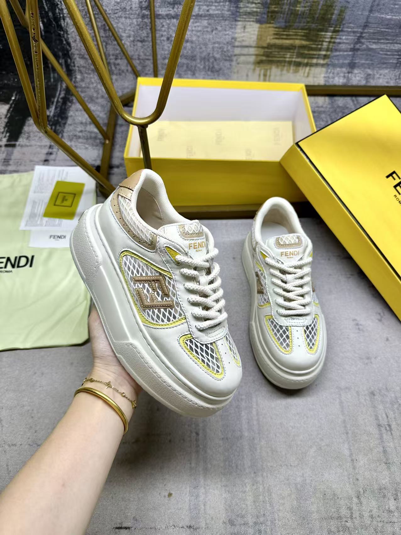 NO:613392,FENDI Match lace-up sneakers. Cream leather with white technical mesh details for a double-layer effect. Yellow, light apricot and dark apricot FF appliques and contrasting leather details on the sides. Hiking laces complement the overall shoe. Thick rubber sole with oversized embossed FENDI lettering on the heel. Sizes 35-41, running price, casual shoes/sneakers, fendi, sneakers19860909FENDI Match系带运动鞋.乳白色皮料,饰有白色高科技网眼布细节以呈现双层效果.侧边饰有黄色、浅杏色和深杏色FF贴花和撞色皮革细节.徒步鞋带与鞋履整体相得益彰.橡胶厚鞋底,后跟处饰有超大凸纹压花FENDI字样.35-41码,跑量价,休闲鞋/运动鞋,fendi,sneakers,Women's Shoes