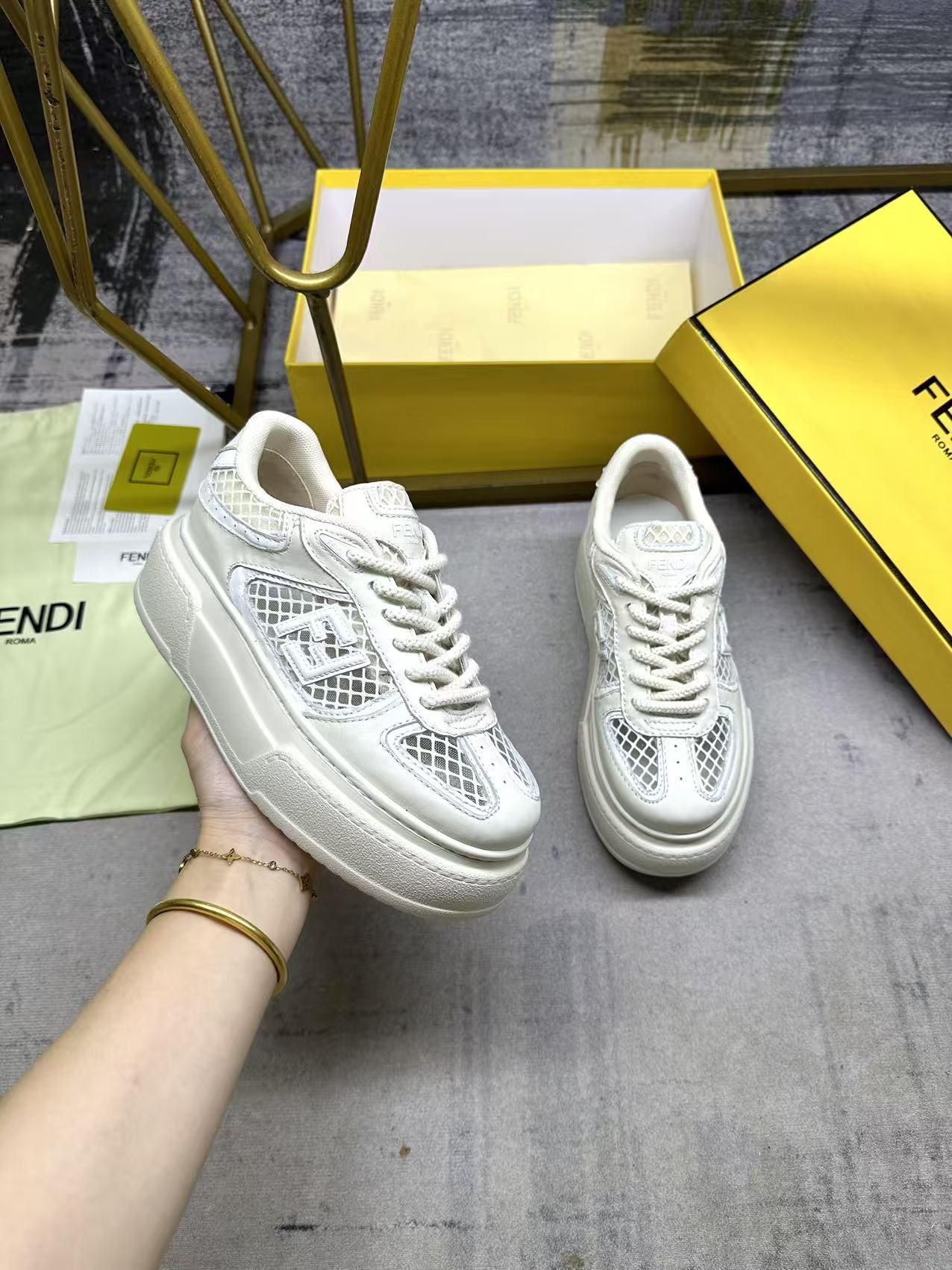 NO:613397,FENDI Match lace-up sneakers. White leather with white technical mesh details for a double-layer effect. White leather FF appliqués on the sides and tonal hiking laces. Thick rubber sole with oversized embossed FENDI lettering on the heel. Sizes 35-41, running price, casual/sneakers, fendi, sneakers19860909FENDI Match系带运动鞋.白色皮料,饰有白色高科技网眼布细节以呈现双层效果.侧面饰有白色皮革FF贴花和同色登山鞋系带.橡胶厚鞋底,后跟处饰有超大凸纹压花FENDI字样.35-41码,跑量价,休闲鞋/运动鞋,fendi,sneakers,Women's Shoes