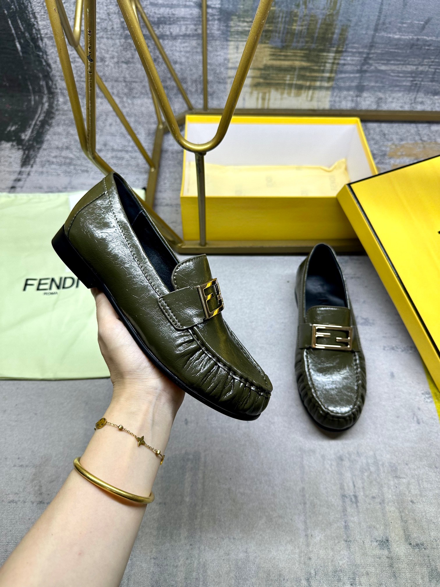 NO:613293,FENDI's latest loafers, upper decorated with FF buckle, super soft leather pleated toe cap, flexible wraparound shape, sheepskin lining feet, size 35-42,, loafers, fendi, loafers, sheepskin19860909FENDI最新乐福鞋,鞋面饰有FF饰扣,超软皮料褶皱鞋头盖,柔韧环绕式造型,羊皮内里垫脚,35-42码,,乐福鞋,fendi,loafers,sheepskin,Women's Shoes