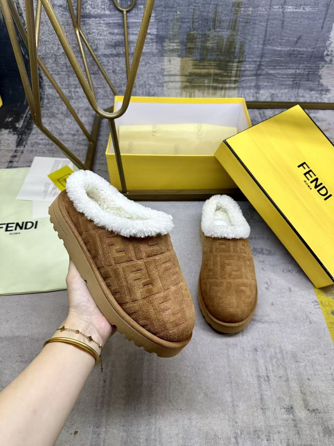 NO:613325,FENDI's latest round-toe flat-soled half-top shoes for men and women. Made of brown suede material with FF pattern embossed in the same color. Lined with off-white wool curls. Women's size P 35-40, men's size 39-45, half-shoes, fendi19860909FENDI最新圆头男女同款平底半托鞋.采用棕色绒面材质压印同色系FF图案.米白色羊卷毛衬里.女35-40码P,男39-45码,半拖毛毛鞋,fendi,Women's Shoes