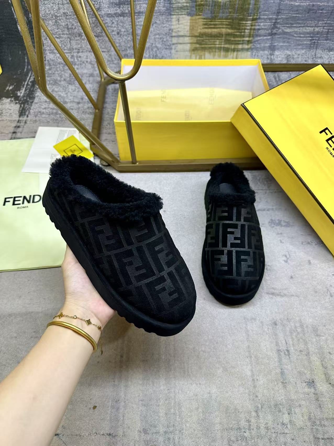 NO:613295,FENDI's latest round-toe flat-soled half-top shoes for men and women. Made of black suede material with embossed FF pattern of the same color. Lined with sheepskin wool of the same color. Women's size P 35-40, men's size 39-45, half-shoes, fendi19860909FENDI最新圆头男女同款平底半托鞋.采用黑色绒面材质压印同色系FF图案.同色羊卷毛衬里.女35-40码P,男39-45码,半拖毛毛鞋,fendi,Women's Shoes