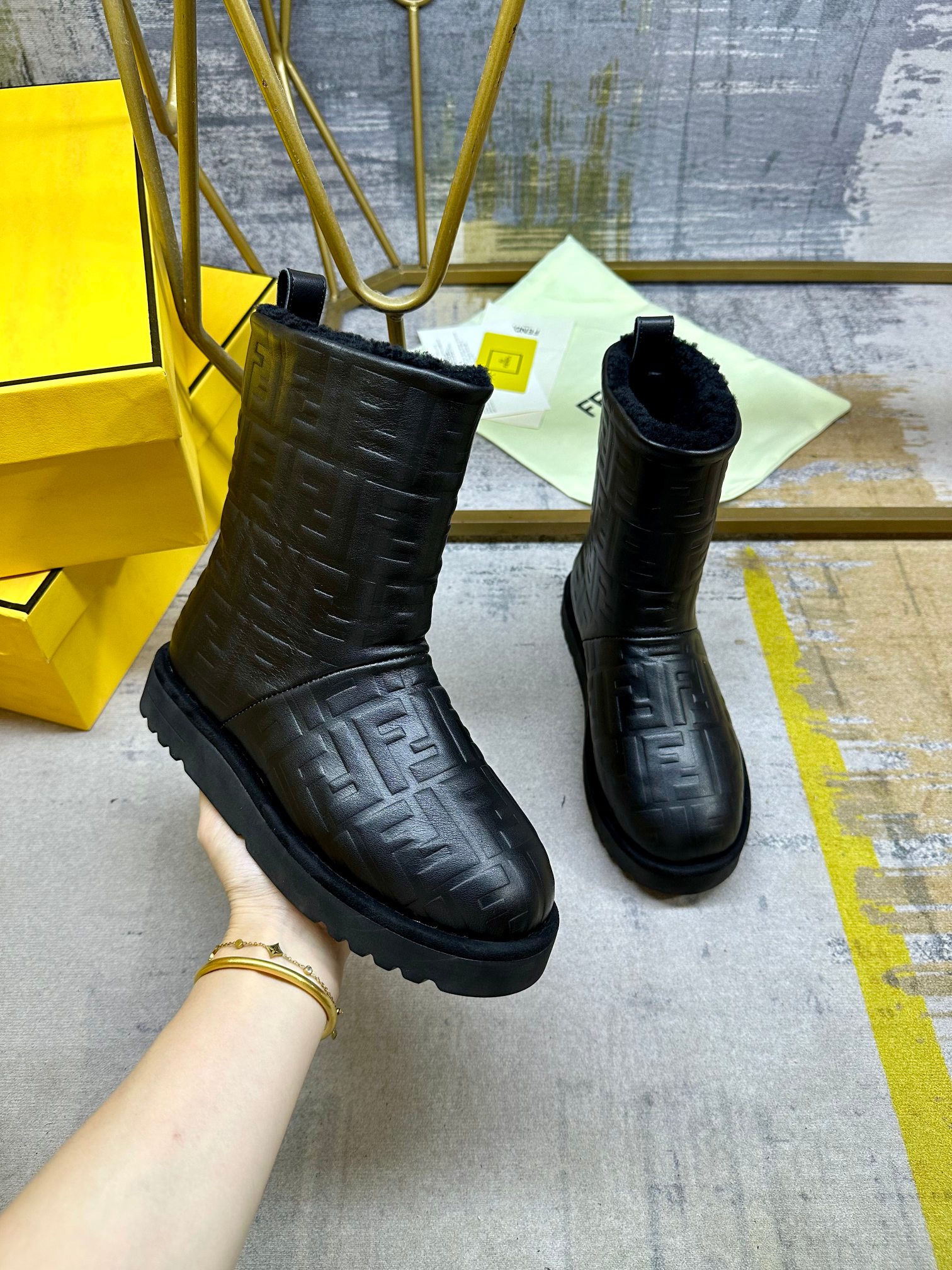 NO:613305,FENDI's latest popular snow boots, made of black cowhide, decorated with the iconic hot-stamped FF pattern on the upper, sheepskin lining for feet, warm and fashionable, non-slip outsole, size 35-42, boots, fendi, boots, cowhide19860909FENDI最新爆款雪地靴,黑牛皮材质,鞋面饰有标志性烫印FF图案,羊卷毛内里垫脚,保暖时尚,防滑大底,35-42码,靴子,fendi,boots,cowhide,Women's Shoes