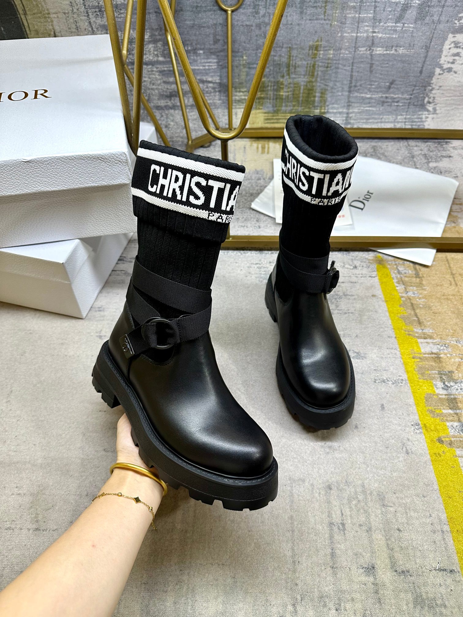 NO:613308,These D-Major boots are eye-catching and show off your personality. Black cowhide leather is paired with tonal technical knitted fabric socks, decorated with a signature stripe pattern, and sheepskin lining. The adjustable strap highlights the ankle line, and the thick yet lightweight notched sole adds sophistication. Sizes 35-42,,boots,boots,cowhide,sheepskin19860909这款D-Major靴子醒目吸睛,彰显个性.黑色牛皮搭配同色调科技针织面料袜筒,饰以标志条纹图案,内里垫脚羊皮.可调节饰带突显脚踝线条厚实而轻盈的凹口鞋底更显精致.35-42码,,靴子,boots,cowhide,sheepskin,Women's Shoes