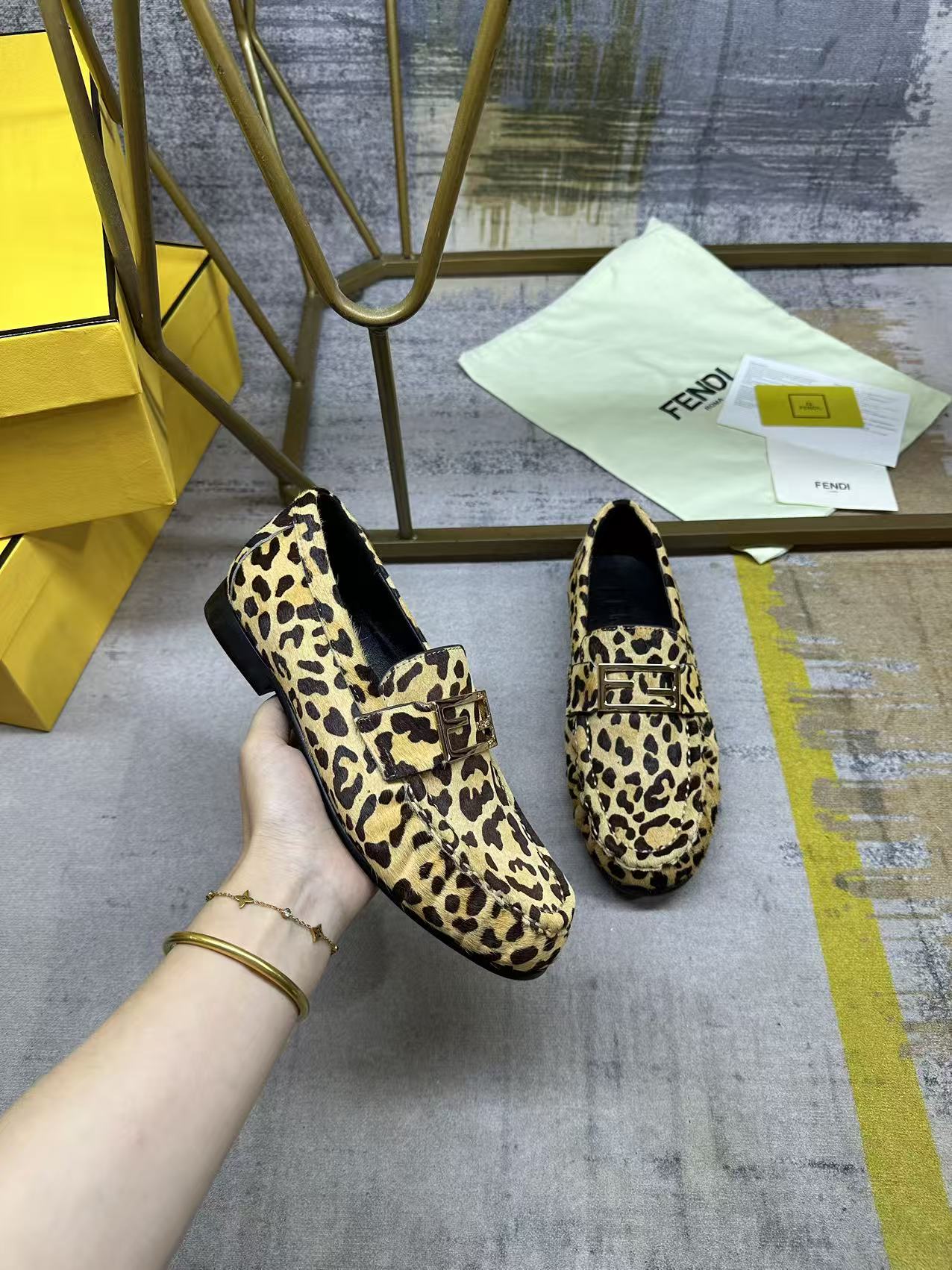 NO:613298,FENDI's latest round-toe loafers, made of brown animal print pony hair. Folded toe cap, flexible wraparound shape. With gold buckle, sheepskin lining feet. 35-42 sizes, loafers, fendi, loafers, sheepskin19860909FENDI最新圆头乐福鞋,棕色动物图案印花小马毛材质.褶皱鞋头盖,柔韧环绕式造型.搭配金色饰扣,羊皮内里垫脚.35-42码,,乐福鞋,fendi,loafers,sheepskin,Women's Shoes