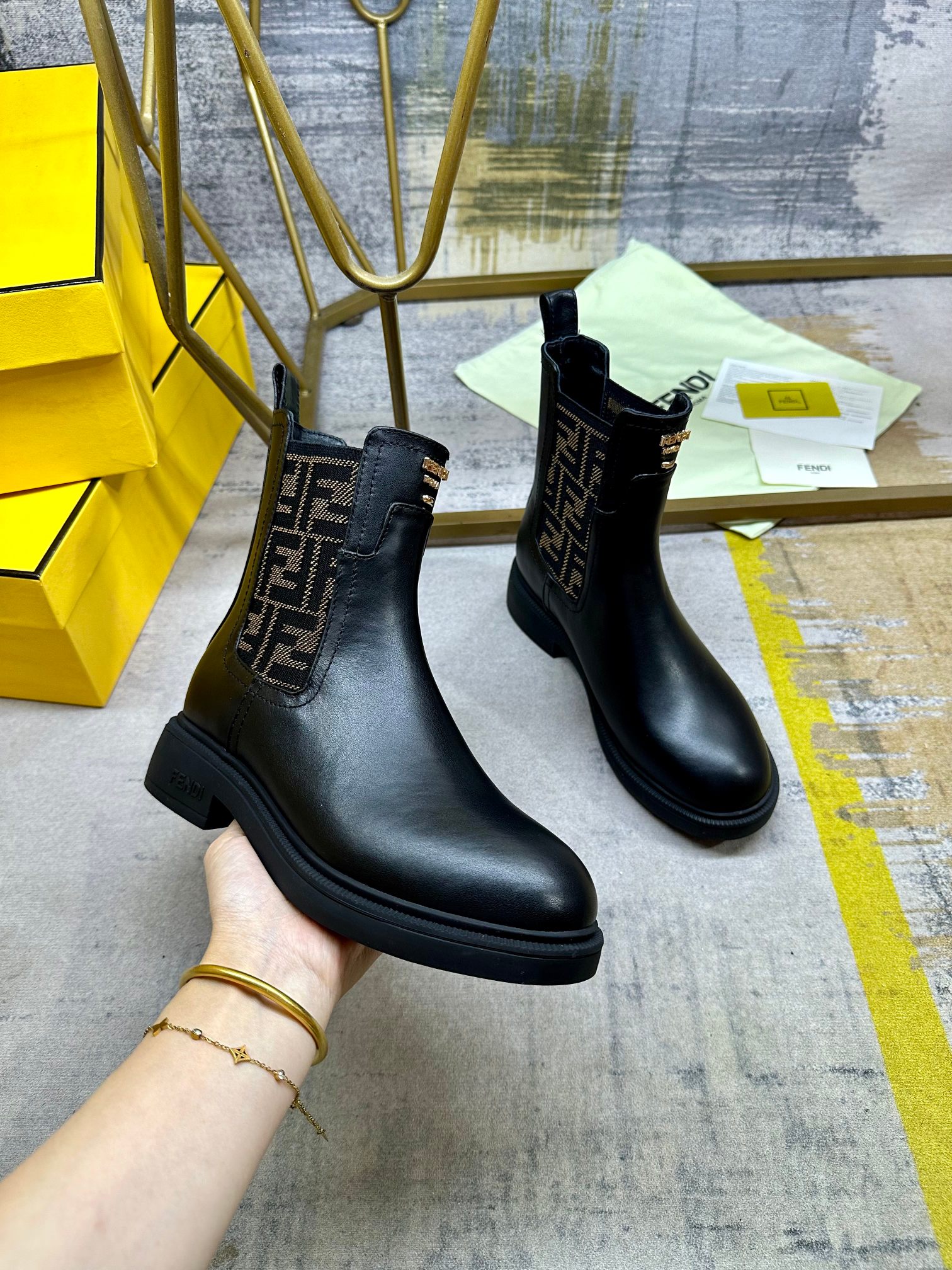 NO:592495,FENDI new Chelsea boots, black cowhide fabric, sheepskin lining, gold fastener embellishment, comfortable, fashionable and avant-garde style, size 35-42, boots, fendi, boots, cowhide, sheepskin19860909FENDI 全新切尔西靴,黑色牛皮面料,羊皮内里垫脚,金色扣件点缀,造型舒适时尚前卫,35-42码,,靴子,fendi,boots,cowhide,sheepskin,Women's Shoes