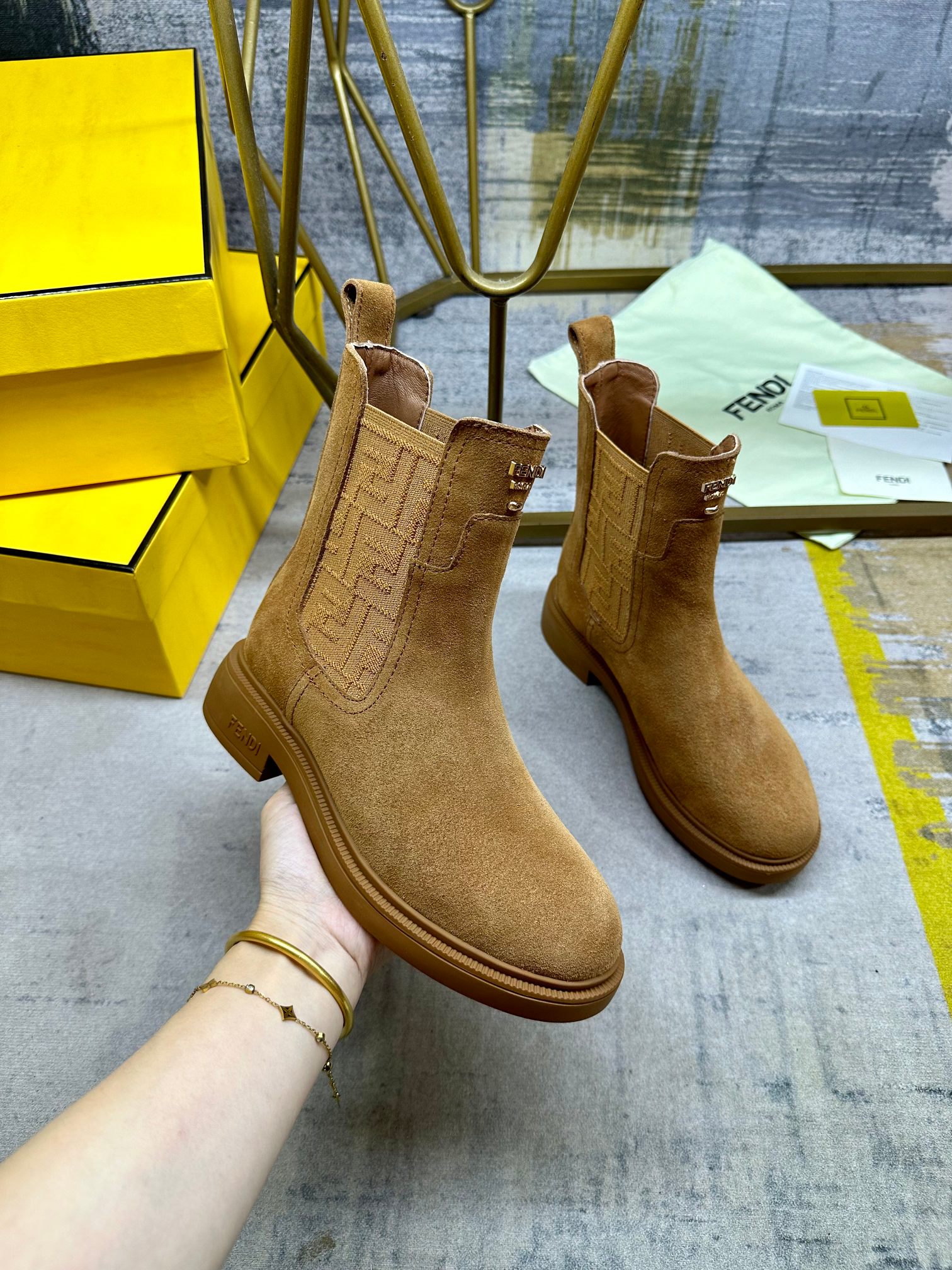 NO:592496,FENDI brand new Chelsea boots, brown cowhide fabric, sheepskin lining, gold buckle embellishment, comfortable, fashionable and avant-garde style, size 35-42, boots, fendi, boots, sheepskin19860909FENDI 全新切尔西靴,棕色牛绒面料,羊皮内里垫脚,金色扣件点缀,造型舒适时尚前卫,35-42码,,靴子,fendi,boots,sheepskin,Women's Shoes