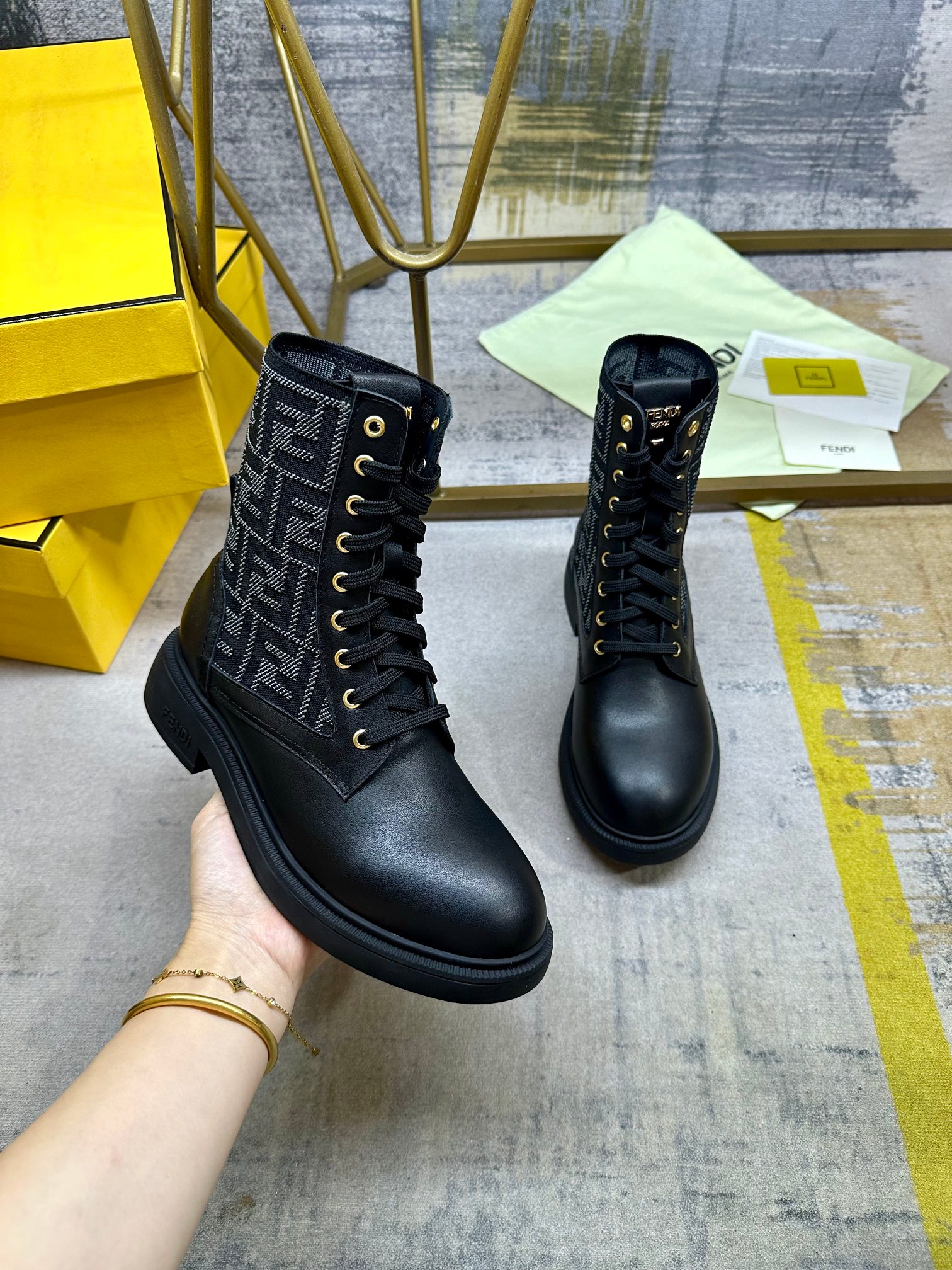 NO:592481,FENDI Filo round-toe motorcycle boots. Made of black cowhide and gray stretch material, decorated with black iconic FF pattern. Decorated with metal eyelets and FENDI Roma lettering. Rubber sole with FENDI lettering on the side of the heel. Sizes 35-42,,boots,fendi,boots,cowhide19860909FENDI Filo圆头机车靴.黑色牛皮和灰色弹力料材质,饰有黑色标志性FF图案.饰有金属孔眼、FENDI Roma字样.橡胶鞋底,鞋跟侧面饰有FENDI字样.35-42码,,靴子,fendi,boots,cowhide,Women's Shoes