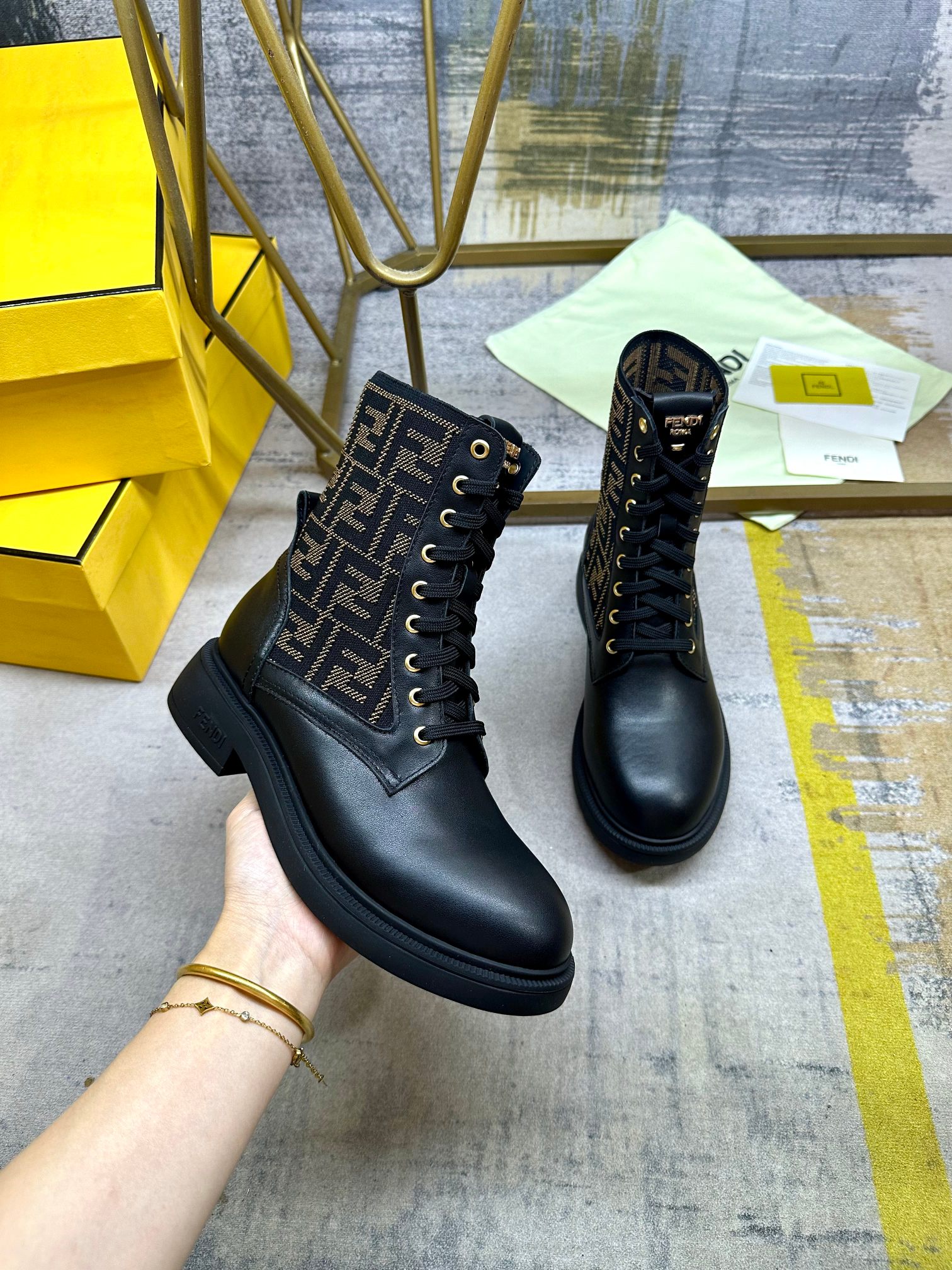 NO:592483,FENDI Filo round-toe motorcycle boots. Made of black cowhide and dark brown stretch material, decorated with black iconic FF pattern. Decorated with metal eyelets and FENDI Roma lettering. Rubber sole with FENDI lettering on the side of the heel. Sizes 35-42,,boots,fendi,boots,cowhide19860909FENDI Filo圆头机车靴.黑色牛皮和深棕色弹力料材质,饰有黑色标志性FF图案.饰有金属孔眼、FENDI Roma字样.橡胶鞋底,鞋跟侧面饰有FENDI字样.35-42码,,靴子,fendi,boots,cowhide,Women's Shoes