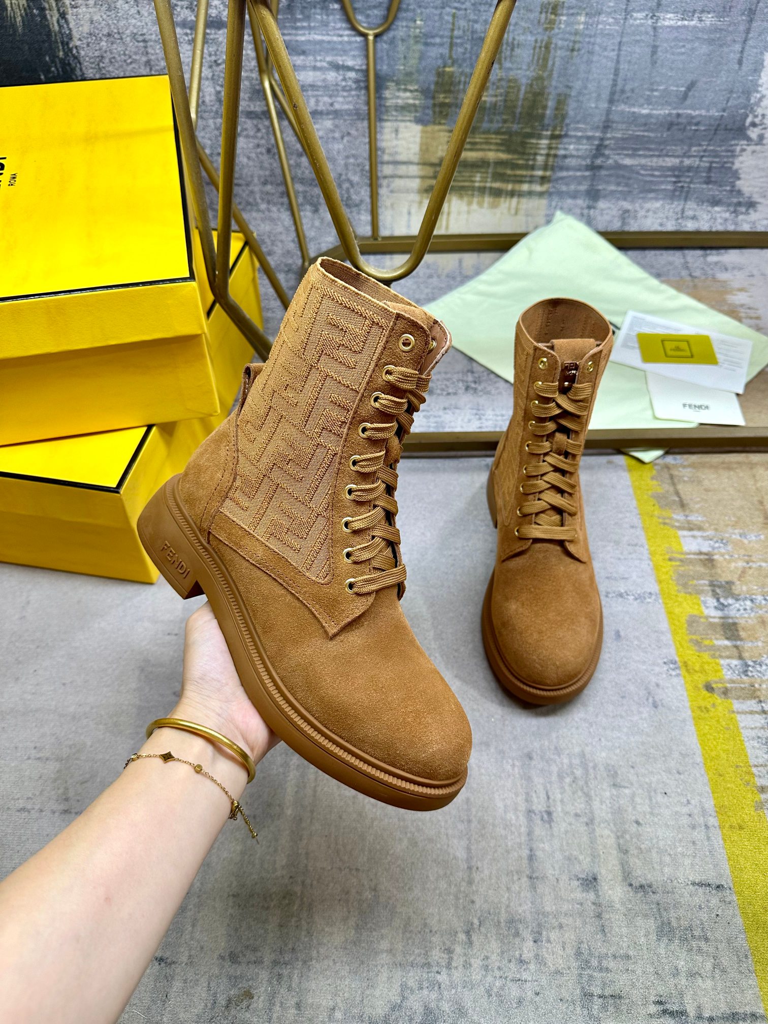 NO:592485,FENDI Filo round-toe motorcycle boots. Made of brown cowhide and brown stretch material, decorated with brown iconic FF pattern. Decorated with metal eyelets and FENDI Roma lettering. Tonal rubber sole with FENDI lettering on the side of the heel. Sizes 35-42, boots, fendi, boots19860909FENDI Filo圆头机车靴.棕色牛绒和棕色弹力料材质,饰有棕色标志性FF图案.饰有金属孔眼、FENDI Roma字样.同色橡胶鞋底,鞋跟侧面饰有FENDI字样.35-42码,,靴子,fendi,boots,Women's Shoes