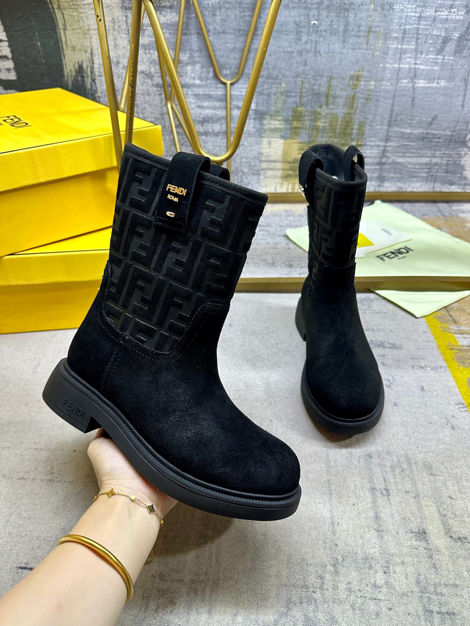 NO:613259,FENDI's latest popular mid-calf knight boots, black suede material, the legs are decorated with the iconic hot-stamped FF pattern, with metal fastener details, sheepskin lining feet, same color outsole, size 35-42,,boots,fendi,boots,sheepskin19860909FENDI最新爆款骑士中筒靴,黑色绒面材质,鞋腿饰有标志性烫印FF图案,搭配金属扣件字样细节,羊皮内里垫脚,同色系大底,35-42码,,靴子,fendi,boots,sheepskin,Women's Shoes