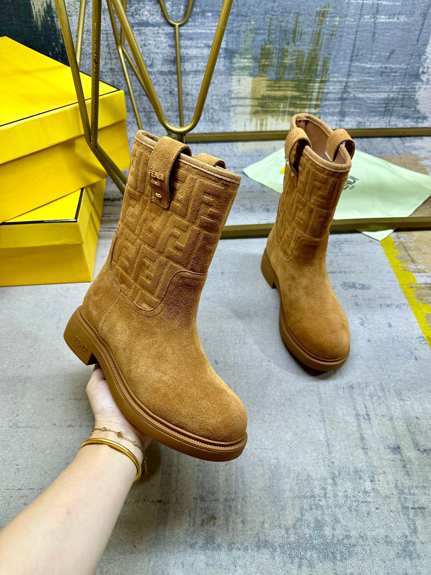 NO:613265,FENDI's latest popular mid-calf knight boots, brown suede material, the legs are decorated with the iconic hot-stamped FF pattern, with metal fastener details, sheepskin lining feet, same color outsole, size 35-42,,boots,fendi,boots,sheepskin19860909FENDI最新爆款骑士中筒靴,棕色绒面材质,鞋腿饰有标志性烫印FF图案,搭配金属扣件字样细节,羊皮内里垫脚,同色系大底,35-42码,,靴子,fendi,boots,sheepskin,Women's Shoes