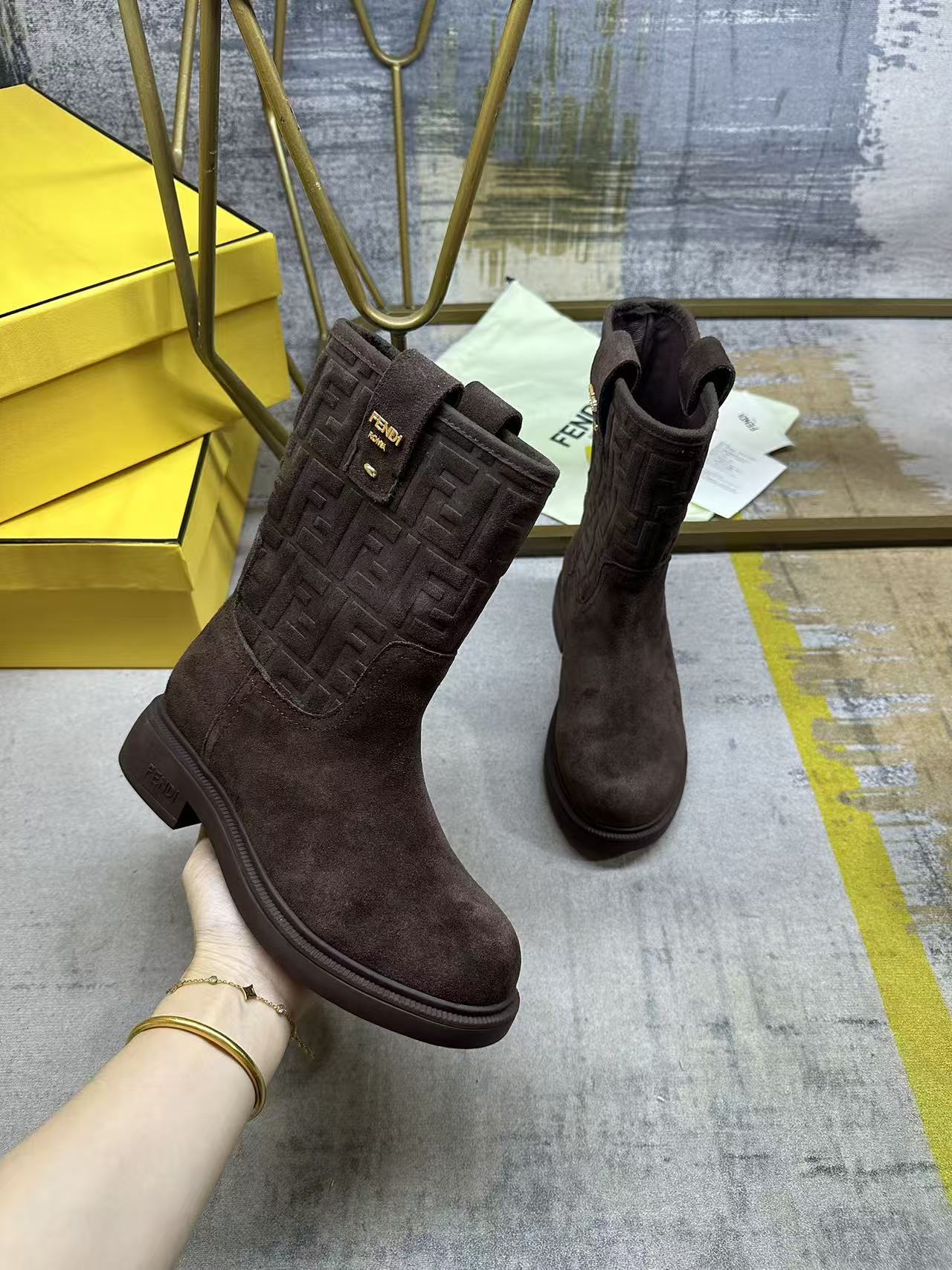 NO:652445,Women, men FENDI's latest popular mid-calf knight boots, brown suede material, the legs are decorated with the iconic hot-stamped FF pattern, with metal fastener details, sheepskin lining feet, same color outsole, size 35-42,, boots snow boots, fendi, boots, sheepskin19860909女,男 FENDI最新爆款骑士中筒靴,咖啡色绒面材质,鞋腿饰有标志性烫印FF图案,搭配金属扣件字样细节,羊皮内里垫脚,同色系大底,35-42码,,靴子雪地靴,fendi,boots,sheepskin,Women's Shoes