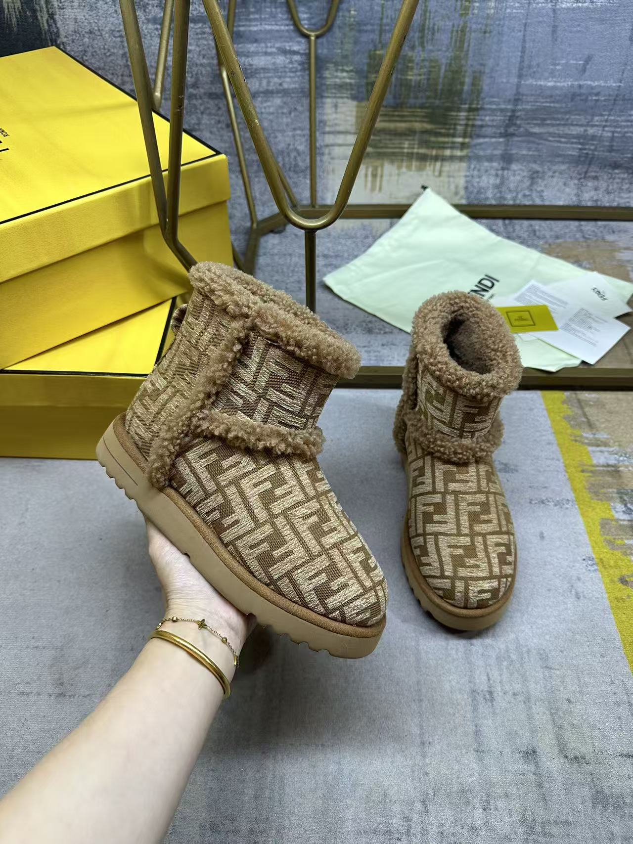 NO:652454,Women, men FENDI's latest popular snow boots, made of brown velvet, with the iconic FF pattern on the upper, the same color wool lining as the foot, warm and fashionable, non-slip outsole, women's size 35-40, men's size 39-44, boots snow boots, fendi, boots19860909女,男 FENDI最新爆款雪地靴,棕色绒布材质,鞋面饰有标志性FF图案,同色羊卷毛内里垫脚,保暖时尚,防滑大底,女35-40码,男39-44码,靴子雪地靴,fendi,boots,Women's Shoes