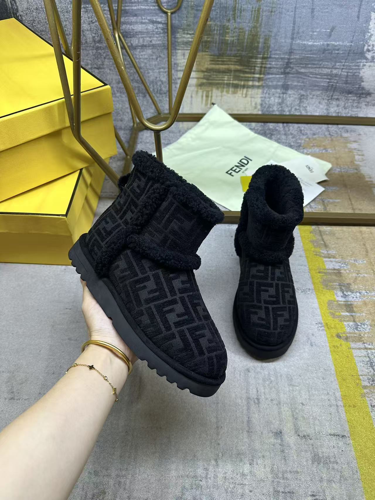 NO:652413,Women, men FENDI's latest popular snow boots, made of black velvet, decorated with the iconic FF pattern on the upper, with same-color wool lining for feet, warm and fashionable, non-slip outsole, women's size 35-40, men's size 39-44, boots snow boots, fendi, boots19860909女,男 FENDI最新爆款雪地靴,黑色绒布材质,鞋面饰有标志性FF图案,同色羊卷毛内里垫脚,保暖时尚,防滑大底,女35-40码,男39-44码,靴子雪地靴,fendi,boots,Women's Shoes