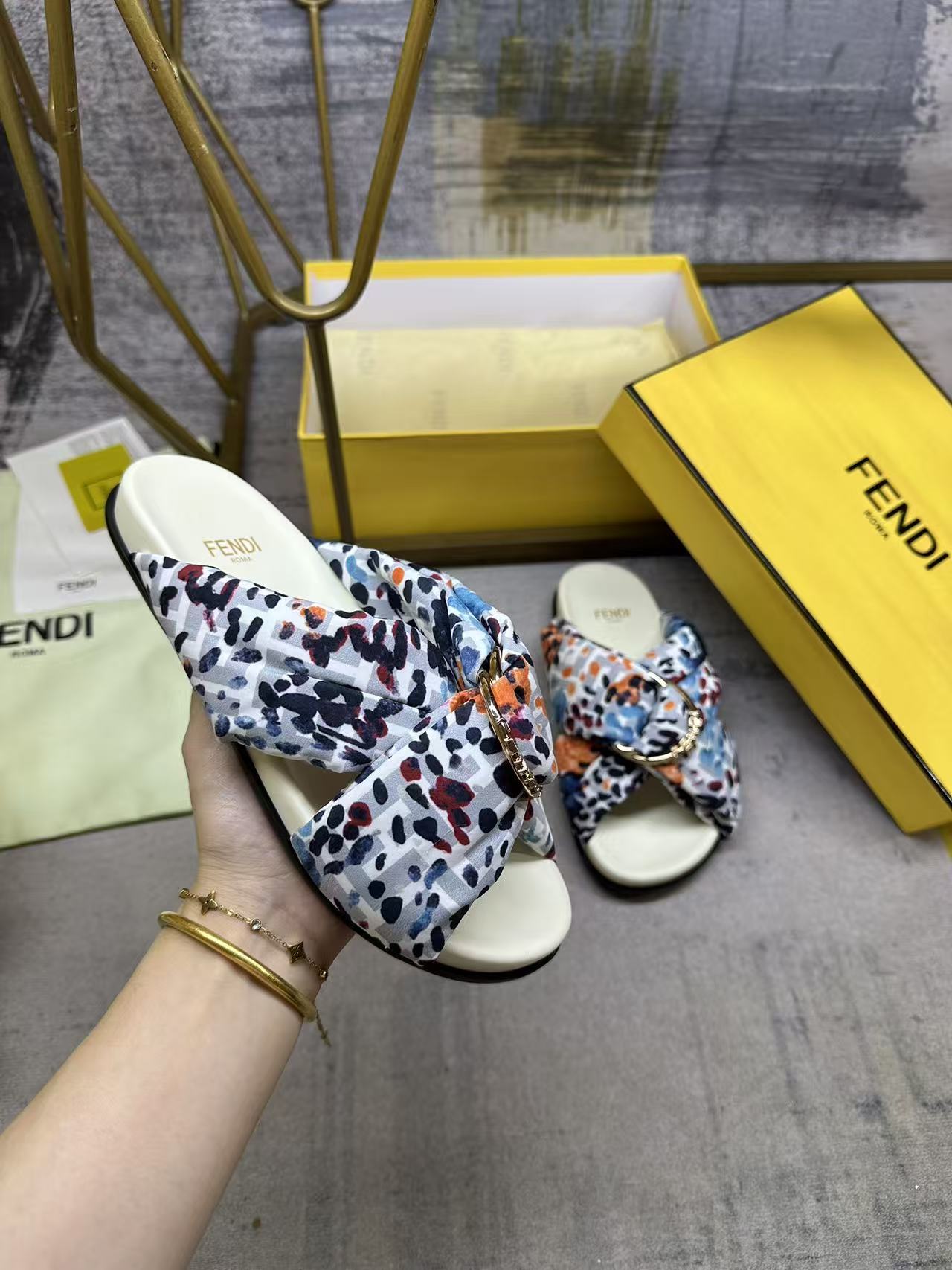 NO:670238,FENDI's latest padded double-strap flat sandals, with gold decorative D-ring buckle with three-dimensional FENDI lettering, satin material decorated with brown leopard pattern. Sizes 35-45. Buy now, slippers, fendi, slippers19860909FENDI最新垫料双带平底凉拖鞋,带三维FENDI字样金色装饰性D环搭扣,缎面材质饰有棕色豹纹图案.35-45码 立即抢购,拖鞋,fendi,slippers,Women's Shoes