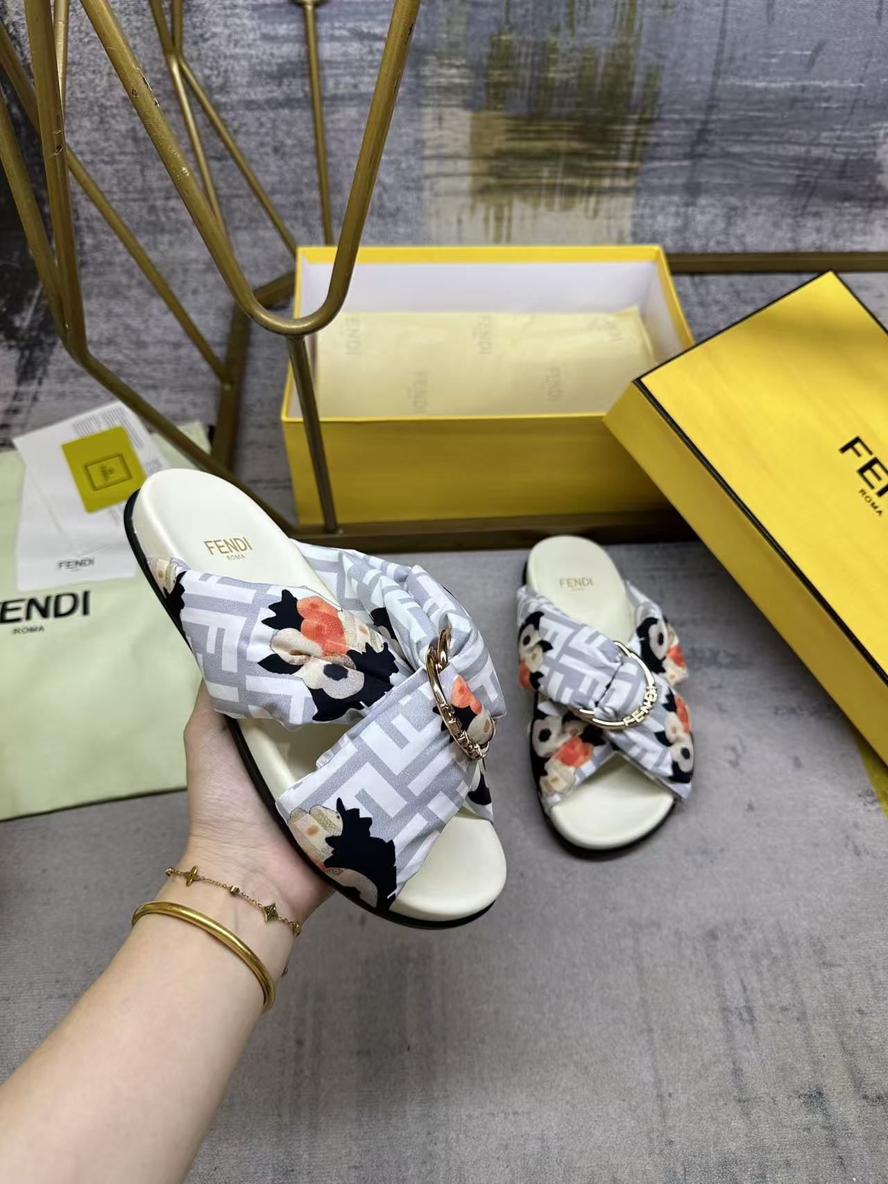NO:669393,FENDI's latest padded double-strap flat sandals, with gold decorative D-ring buckle with three-dimensional FENDI lettering, satin material decorated with brown leopard pattern. Sizes 35-45. Buy now, slippers, fendi, slippers19860909FENDI最新垫料双带平底凉拖鞋,带三维FENDI字样金色装饰性D环搭扣,缎面材质饰有棕色豹纹图案.35-45码 立即抢购,拖鞋,fendi,slippers,Women's Shoes