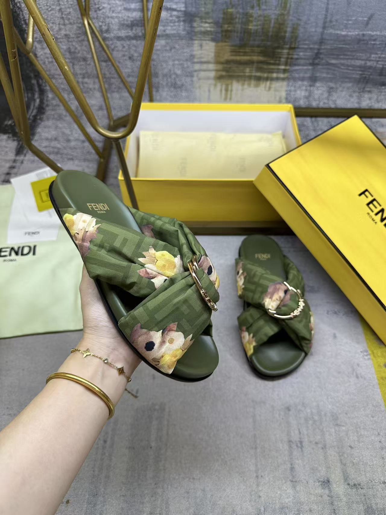 NO:670236,FENDI's latest padded double-strap flat sandals, with three-dimensional FENDI lettering, gold decorative D-ring buckle, satin material decorated with brown leopard pattern. 35-45 yards buy now. Bottom: rubber sole. Size: 35-40, slippers, fendi, slippers19860909FENDI最新垫料双带平底凉拖鞋,带三维FENDI字样金色装饰性D环搭扣,缎面材质饰有棕色豹纹图案.35-45码 立即抢购 底:橡胶底 码数:35-40,拖鞋,fendi,slippers,Women's Shoes