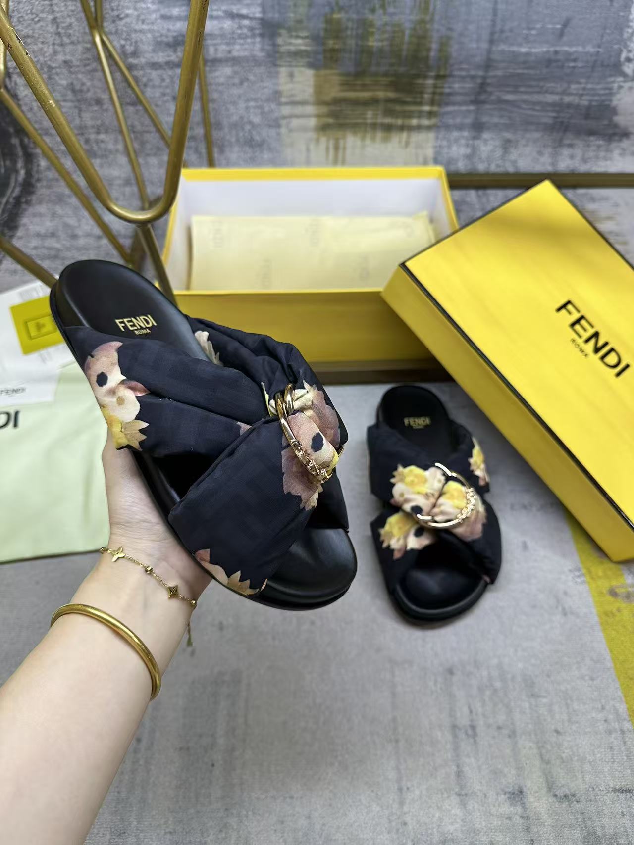 NO:670252,FENDI's latest padded double-strap flat sandals, with gold decorative D-ring buckle with three-dimensional FENDI lettering, satin material decorated with brown leopard pattern. Sizes 35-45. Buy now, slippers, fendi, slippers19860909FENDI最新垫料双带平底凉拖鞋,带三维FENDI字样金色装饰性D环搭扣,缎面材质饰有棕色豹纹图案.35-45码 立即抢购,拖鞋,fendi,slippers,Women's Shoes