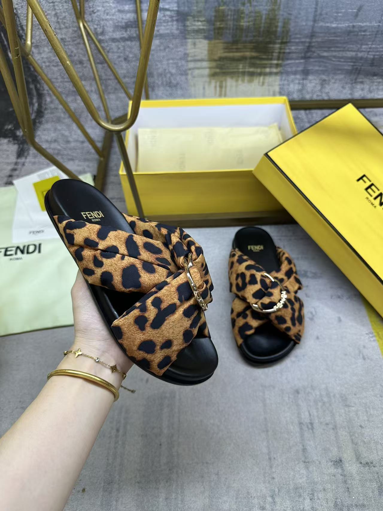 NO:670249,FENDI's latest padded double-strap flat sandals, with three-dimensional FENDI lettering, gold decorative D-ring buckle, satin material decorated with brown leopard print pattern. Sizes 35-45, slippers, fendi, slippers19860909FENDI最新垫料双带平底凉拖鞋,带三维FENDI字样金色装饰性D环搭扣,缎面材质饰有棕色豹纹图案.35-45码,拖鞋,fendi,slippers,Women's Shoes