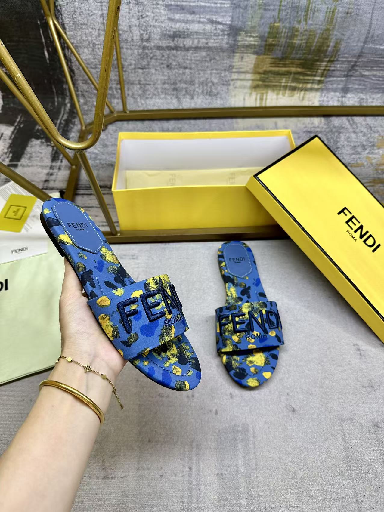 NO:724789,FENDI's latest hot style wide thick flat slippers, blue and yellow printed pattern, same color leather lining, blue FENDI yarn embroidery, size 35-42, regular outsole, leather outsole, slippers, fendi, slippers, Leather soles19860909FENDI最新爆款宽带厚平底拖鞋,蓝黄色印花图案,同色皮料内里垫脚,蓝色FENDI纱线刺绣,35-42码,普通大底,真皮大底,拖鞋,fendi,slippers,Leather soles,Women's Shoes