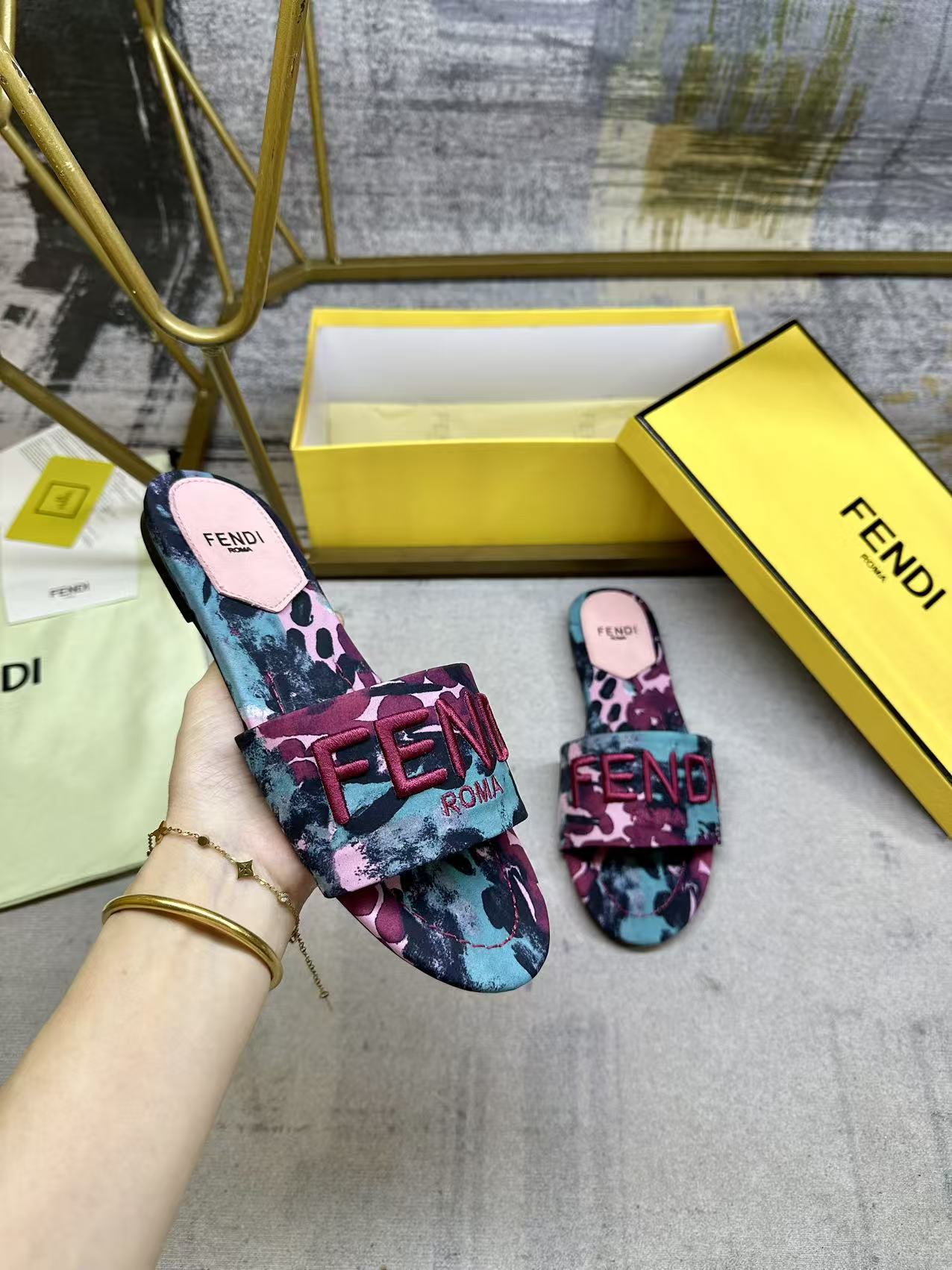 NO:724793,FENDI's latest hot style wide thick flat slippers, purple and green printed patterns, same color leather lining, purple FENDI yarn embroidery, size 35-42, regular outsole, leather outsole, slippers, fendi, slippers, Leather soles19860909FENDI最新爆款宽带厚平底拖鞋,紫绿色印花图案,同色皮料内里垫脚,紫色FENDI纱线刺绣,35-42码,普通大底,真皮大底,拖鞋,fendi,slippers,Leather soles,Women's Shoes