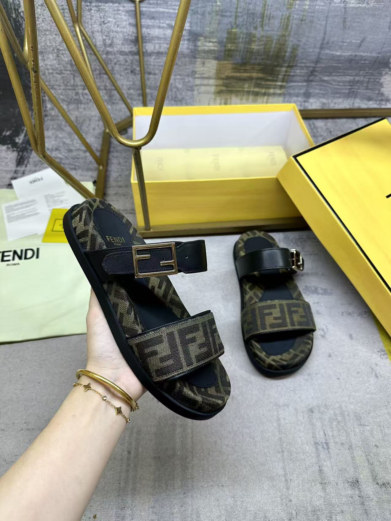 NO:724807,FENDI's latest popular double-strap flat slippers, with FF decorative buckle, black soft sheepskin fabric, FF pattern fabric on the front of the strap, size 35-45, slippers, fendi, slippers, sheepskin19860909FENDI最新爆款双带平底拖鞋,带FF装饰性搭扣, 黑色软羊皮面料,饰带正面饰有FF图案布料,35-45码,,拖鞋,fendi,slippers,sheepskin,Women's Shoes