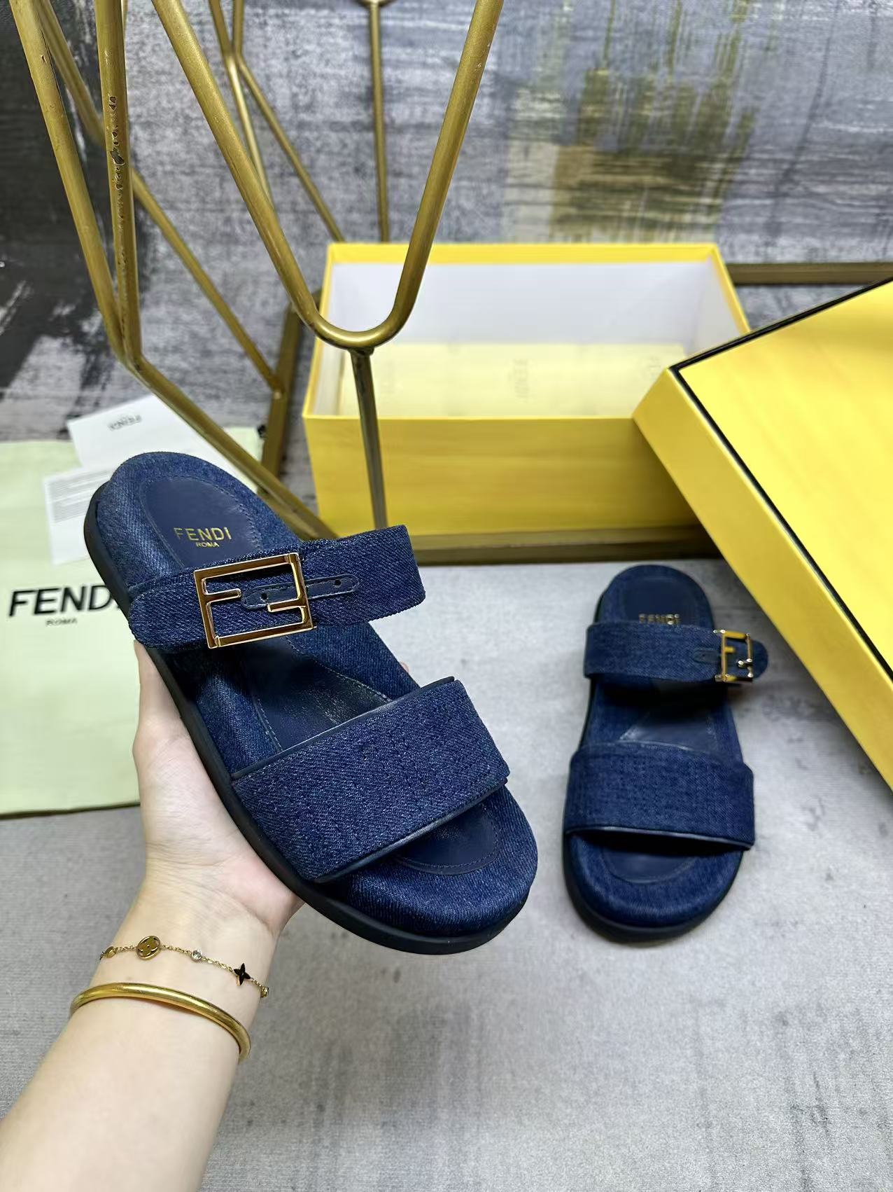 NO:724810,FENDI's latest popular double-strap flat slippers, with FF decorative buckle, denim fabric, FF pattern embroidery on the front of the strap, blue sheepskin lining, size 35-45,, slippers, fendi, slippers, sheepskin19860909FENDI最新爆款双带平底拖鞋,带FF装饰性搭扣, 牛仔布面料,饰带正面饰有FF图案刺绣,蓝色羊皮内里内垫,35-45码,,拖鞋,fendi,slippers,sheepskin,Women's Shoes