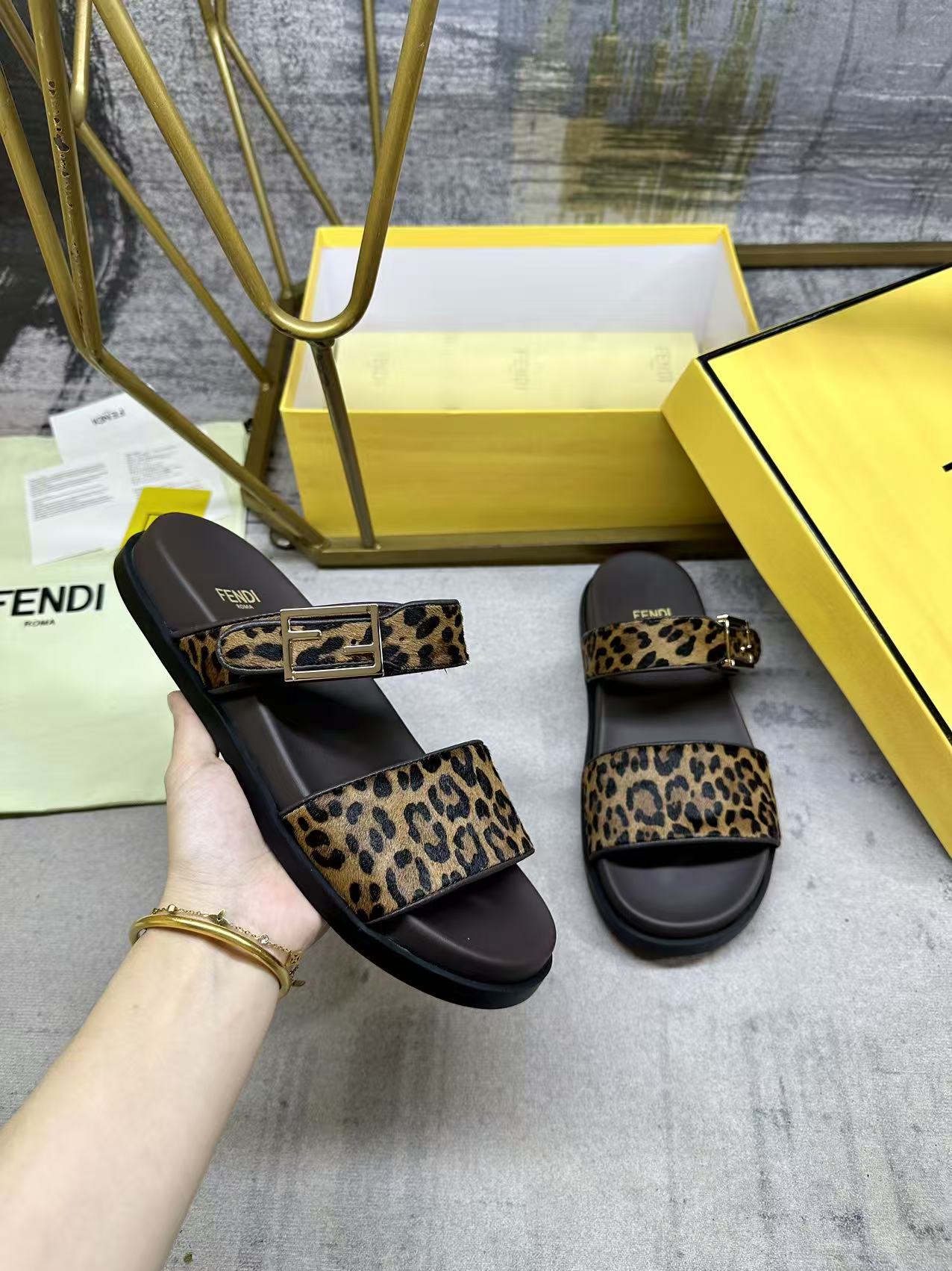 NO:724786,FENDI's latest hot style double-strap flat slippers, with FF decorative buckle, leopard print horse hair fabric trimming technology, size 35-45, slippers, fendi, slippers19860909FENDI最新爆款双带平底拖鞋,带FF装饰性搭扣, 豹纹马毛面料镶边工艺,35-45码,,拖鞋,fendi,slippers,Women's Shoes