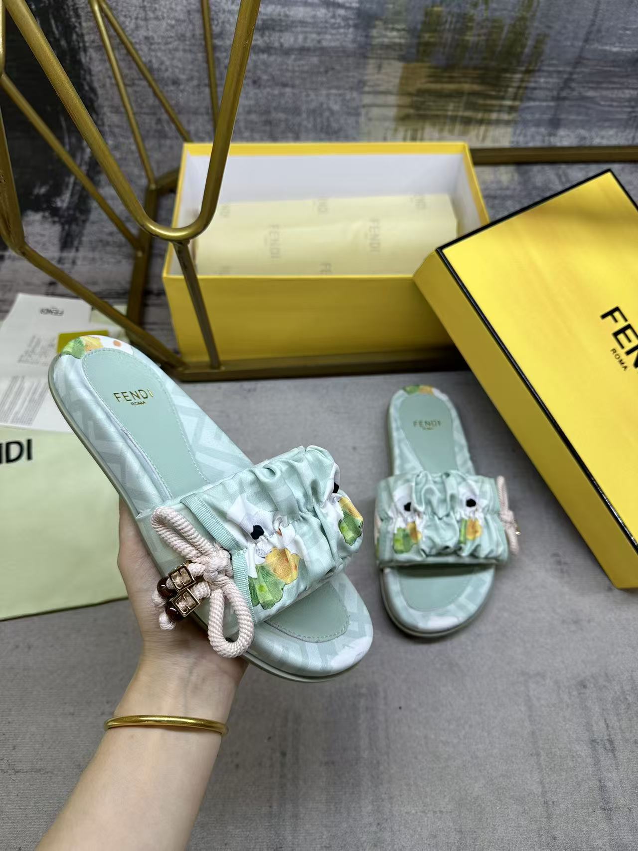 NO:757590,The latest flat sandals with wide straps. Made of light green FF jacquard satin, decorated with pleated bows, with pink woven satin drawstrings. Embellished with brown resin effect beads and square gold metal elements, fabric full-cover midsole and sheepskin insole, size 35-45, slippers, slippers, sheepskin19860909最新宽饰带平底凉拖鞋.浅绿色FF提花缎面材质,饰有褶皱蝴蝶结,搭配粉红色编织缎带拉绳.点缀棕色树脂效果珠饰和方形金色金属元素,面料全包中底和羊皮内垫,35-45码,拖鞋,slippers,sheepskin,Women's Shoes