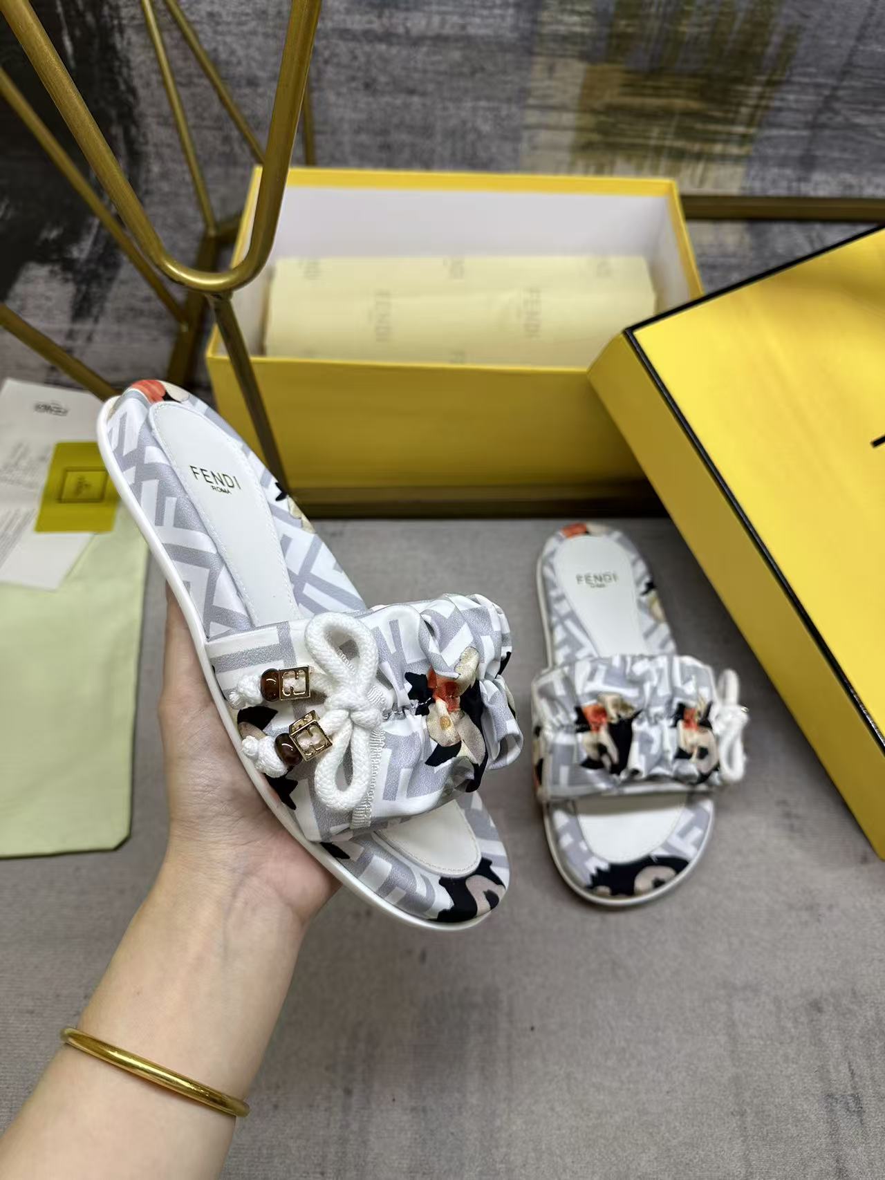 NO:757595,The latest flat sandals with wide straps. Made of white FF jacquard satin, decorated with pleated bows, with pink and white woven satin drawstrings. Embellished with brown resin effect beads and square gold metal elements, fabric-covered midsole and sheepskin insole, sizes 35-45, slippers, slippers, sheepskin19860909最新宽饰带平底凉拖鞋.白色FF提花缎面材质,饰有褶皱蝴蝶结,搭配粉白色编织缎带拉绳.点缀棕色树脂效果珠饰和方形金色金属元素,面料全包中底和羊皮内垫,35-45码,拖鞋,slippers,sheepskin,Women's Shoes