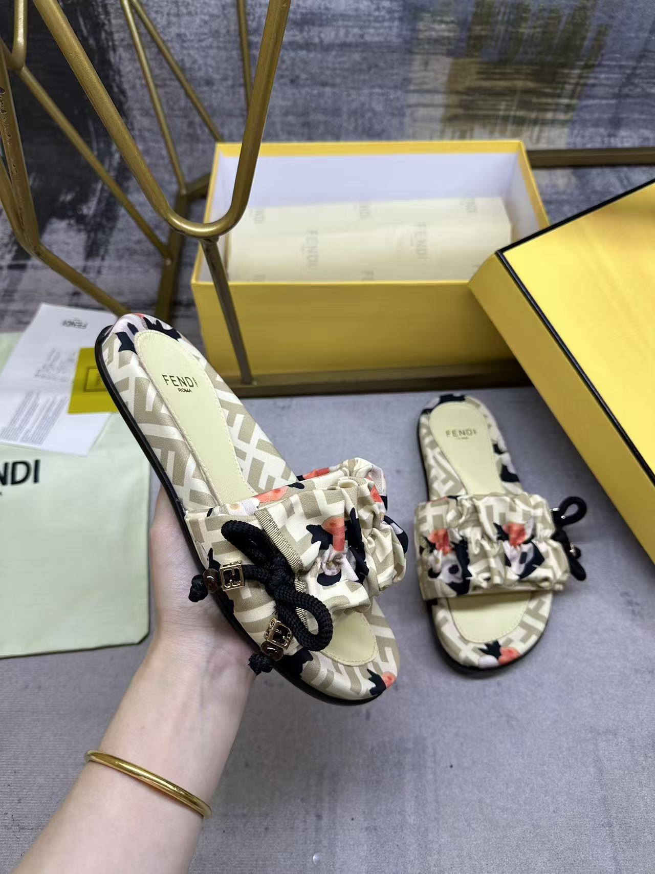 NO:757601,The latest flat sandals with wide straps. Made of apricot FF jacquard satin, decorated with pleated bows, and black woven satin drawstrings. Decorated with brown resin-effect beads and square gold metal elements. Fabric-covered midsole and sheepskin insole, sizes 35-45, slippers, slippers, sheepskin19860909最新宽饰带平底凉拖鞋.杏色FF提花缎面材质,饰有褶皱蝴蝶结,搭配黑色编织缎带拉绳.点缀棕色树脂效果珠饰和方形金色金属元素,面料全包中底和羊皮内垫,35-45码,拖鞋,slippers,sheepskin,Women's Shoes