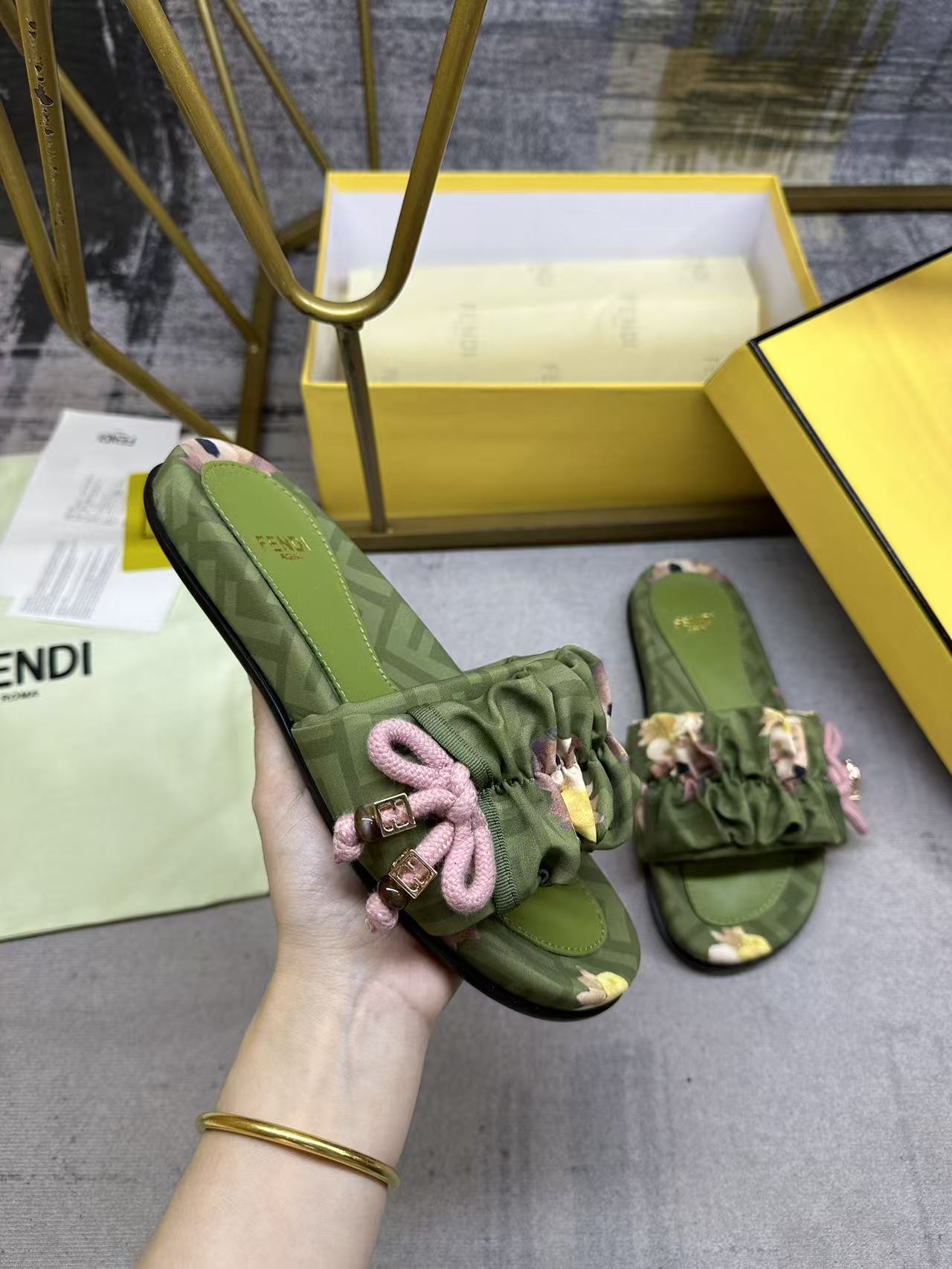 NO:757607,The latest flat sandals with wide straps. Made of military green FF jacquard satin, decorated with pleated bows, and matched with pink woven satin drawstrings. Decorated with brown resin effect beads and square gold metal elements, fabric-covered midsole and sheepskin insole, sizes 35-45, slippers, slippers, sheepskin19860909最新宽饰带平底凉拖鞋.军绿色FF提花缎面材质,饰有褶皱蝴蝶结,搭配粉红色编织缎带拉绳.点缀棕色树脂效果珠饰和方形金色金属元素,面料全包中底和羊皮内垫,35-45码,拖鞋,slippers,sheepskin,Women's Shoes