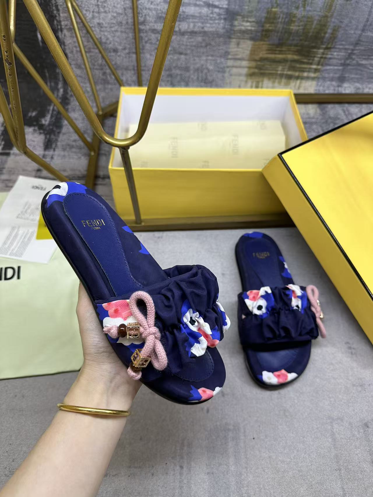 NO:757613,The latest flat sandals with wide straps. Made of blue-purple FF jacquard satin, decorated with pleated bows, and matched with pink woven satin drawstrings. Embellished with brown resin effect beads and square gold metal elements, fabric-covered midsole and sheepskin insole, sizes 35-45, slippers, slippers, sheepskin19860909最新宽饰带平底凉拖鞋.蓝紫色FF提花缎面材质,饰有褶皱蝴蝶结,搭配粉红色编织缎带拉绳.点缀棕色树脂效果珠饰和方形金色金属元素,面料全包中底和羊皮内垫,35-45码,拖鞋,slippers,sheepskin,Women's Shoes