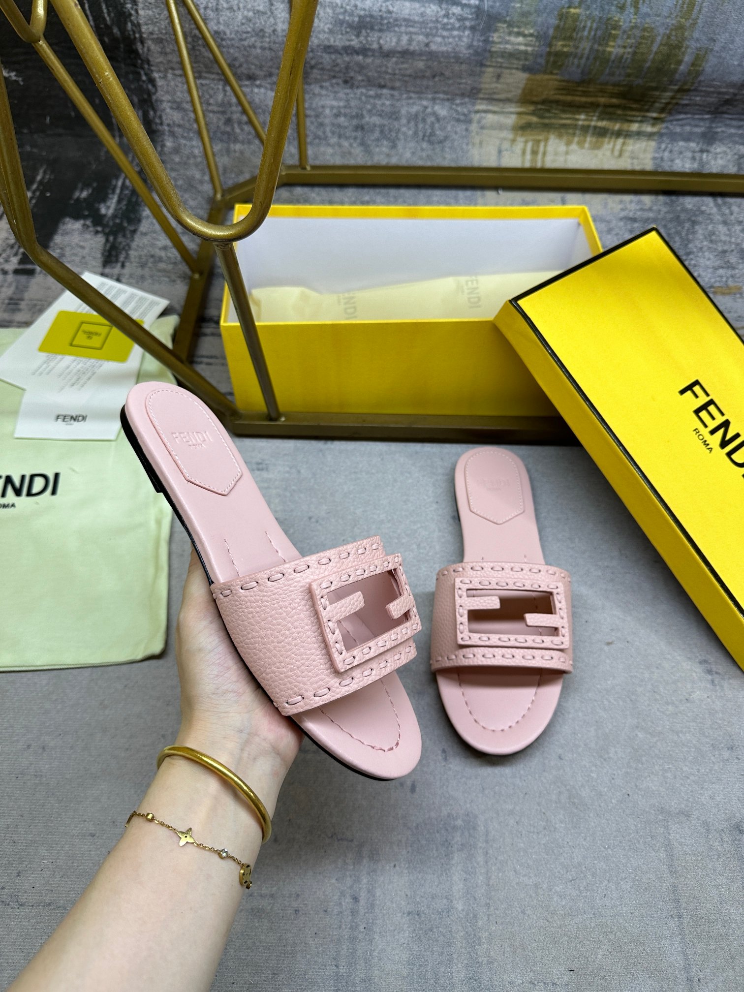 NO:884778,FENDI's latest popular flat slippers with wide straps, pebbled cowhide fabric decorated with same-color leather FF patterns, same-color leather strips hand-stitched, sizes 35-42, rubber outsole, leather outsole, slippers, fendi, slippers, cowhide, Leather soles19860909FENDI最新爆款宽饰带平底拖鞋,荔枝纹牛皮面料饰有同色系皮料FF图案,同色皮条手工穿缝工艺,35-42码,橡胶大底,真皮大底,拖鞋,fendi,slippers,cowhide,Leather soles,Women's Shoes