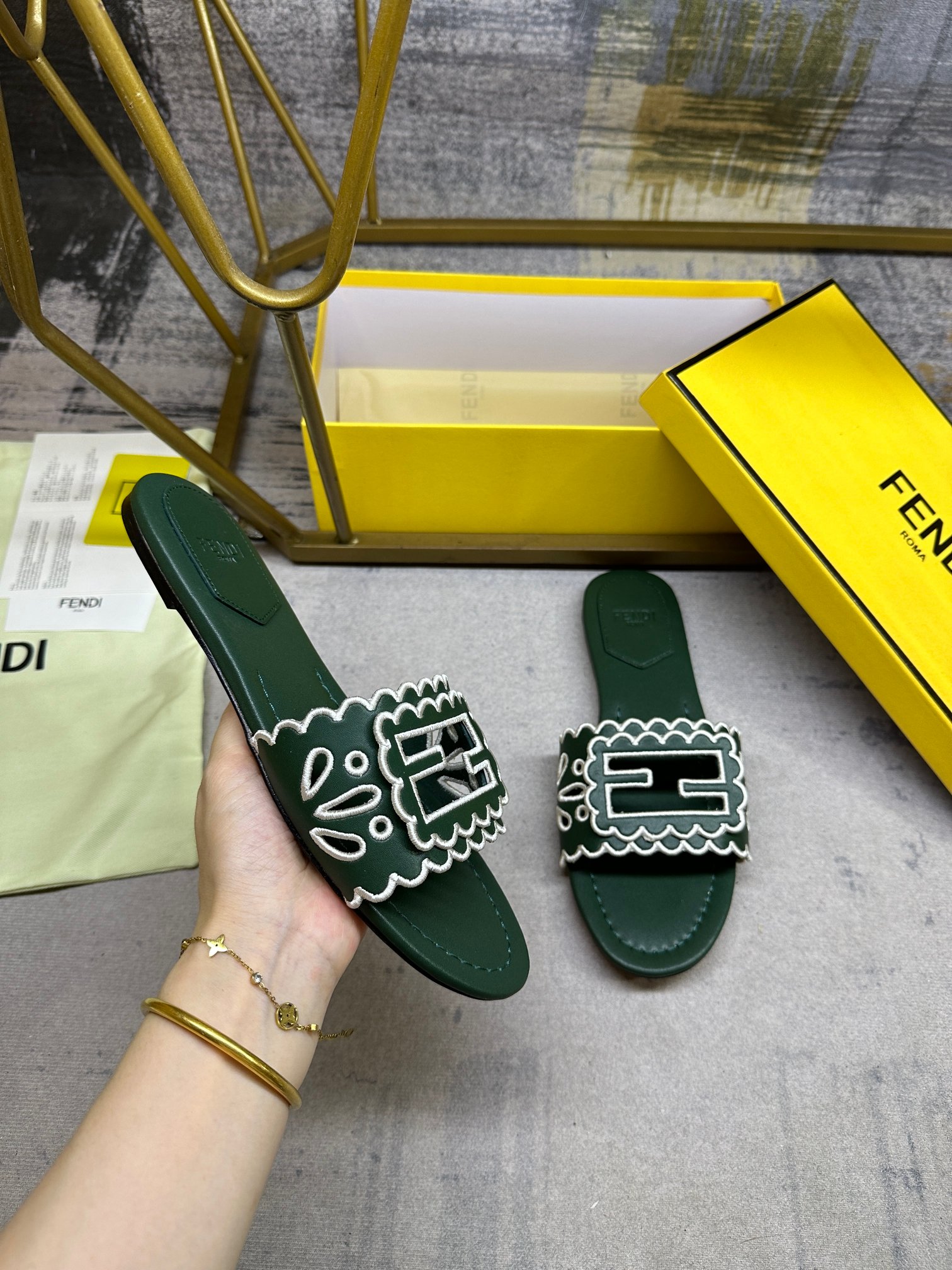 NO:884787,FENDI's latest popular flat slippers with wide straps, hollow embroidered lines decorated with leather FF patterns of the same color, sizes 35-42, rubber outsole, leather outsole, slippers, fendi, slippers, Leather soles19860909FENDI最新爆款宽饰带平底拖鞋,镂空绣线条工艺饰有同色系皮料FF图案,35-42码,橡胶大底,真皮大底,拖鞋,fendi,slippers,Leather soles,Women's Shoes