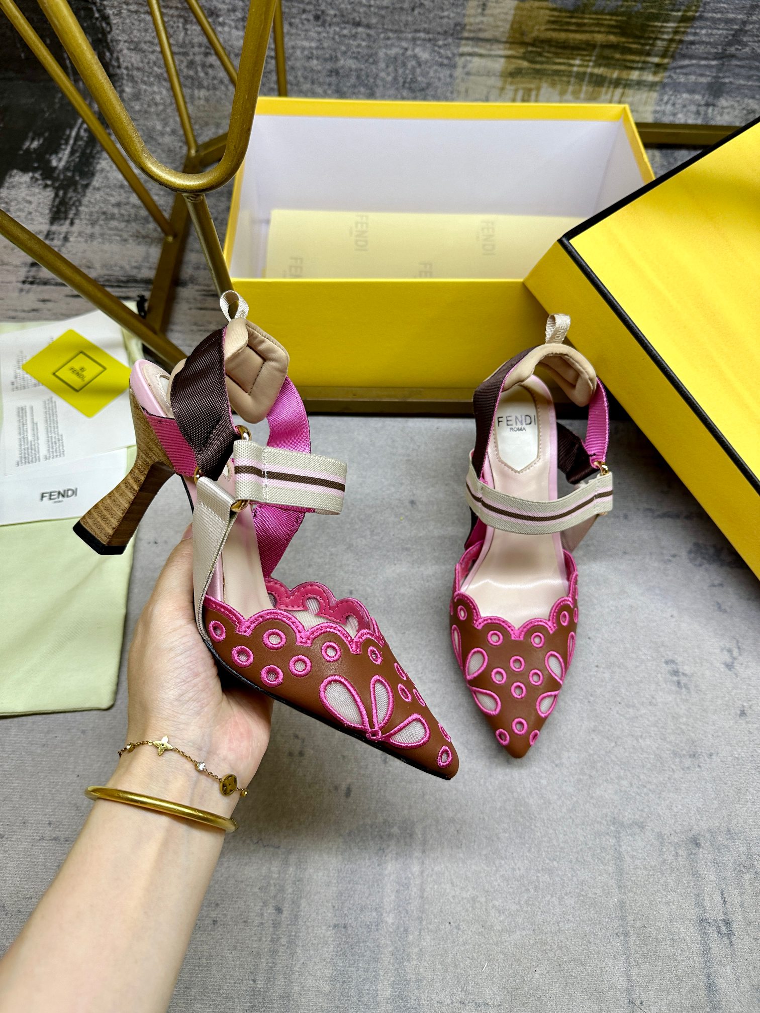 NO:884763,FENDI slingback sandals, made of thin elastic ribbon that wraps around the foot, dark brown leather material decorated with hollow embroidery details. Padded details and hiking tabs add a sporty feel. 8cm layered leather heel, size 35-42, rubber outsole, leather outsole, sandals, fendi, sandals, Leather soles19860909FENDI露跟凉鞋,采用包裹足部的纤细弹性缎带,深棕色皮料材质饰有镂空绣线细节.软垫细节和徒步拉袢更增运动感.8厘米层皮包跟,35-42码,橡胶大底,真皮大底,凉鞋,fendi,sandals,Leather soles,Women's Shoes