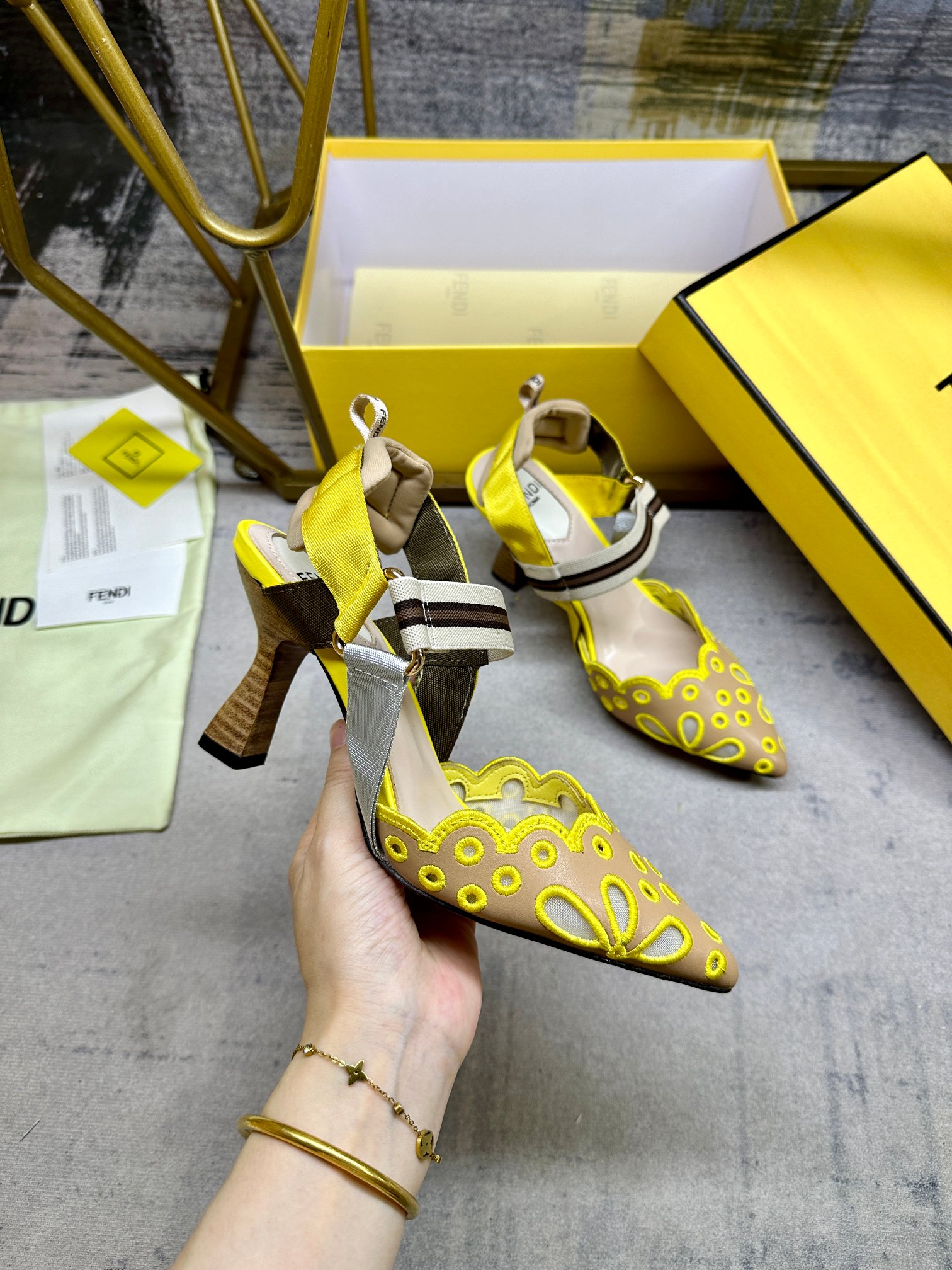 NO:884770,FENDI slingback sandals, made of thin elastic ribbon that wraps around the foot, dark apricot leather material with hollow embroidery details. Padded details and hiking tabs add a sporty feel. 8cm layered leather heel, size 35-42, rubber outsole, leather outsole, sandals, fendi, sandals, Leather soles19860909FENDI露跟凉鞋,采用包裹足部的纤细弹性缎带,深杏色皮料材质饰有镂空绣线细节.软垫细节和徒步拉袢更增运动感.8厘米层皮包跟,35-42码,橡胶大底,真皮大底,凉鞋,fendi,sandals,Leather soles,Women's Shoes